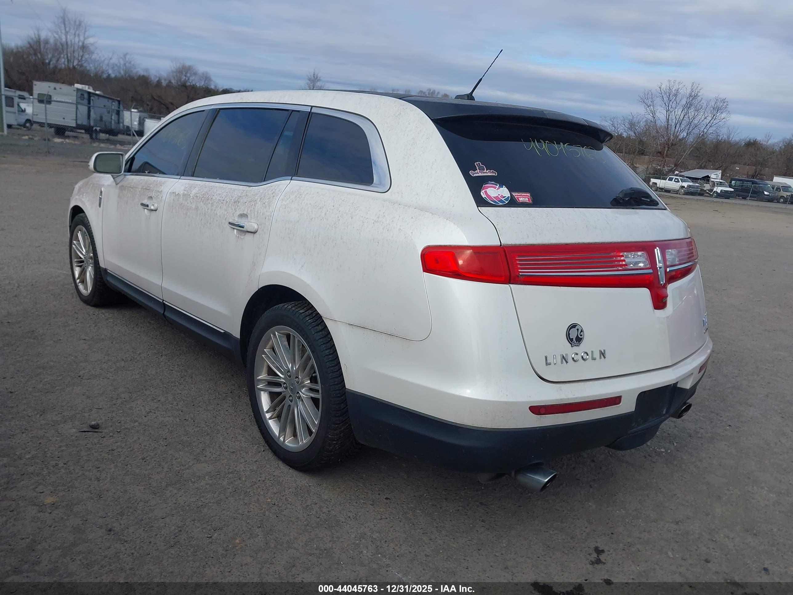 LINCOLN MKT image 3
