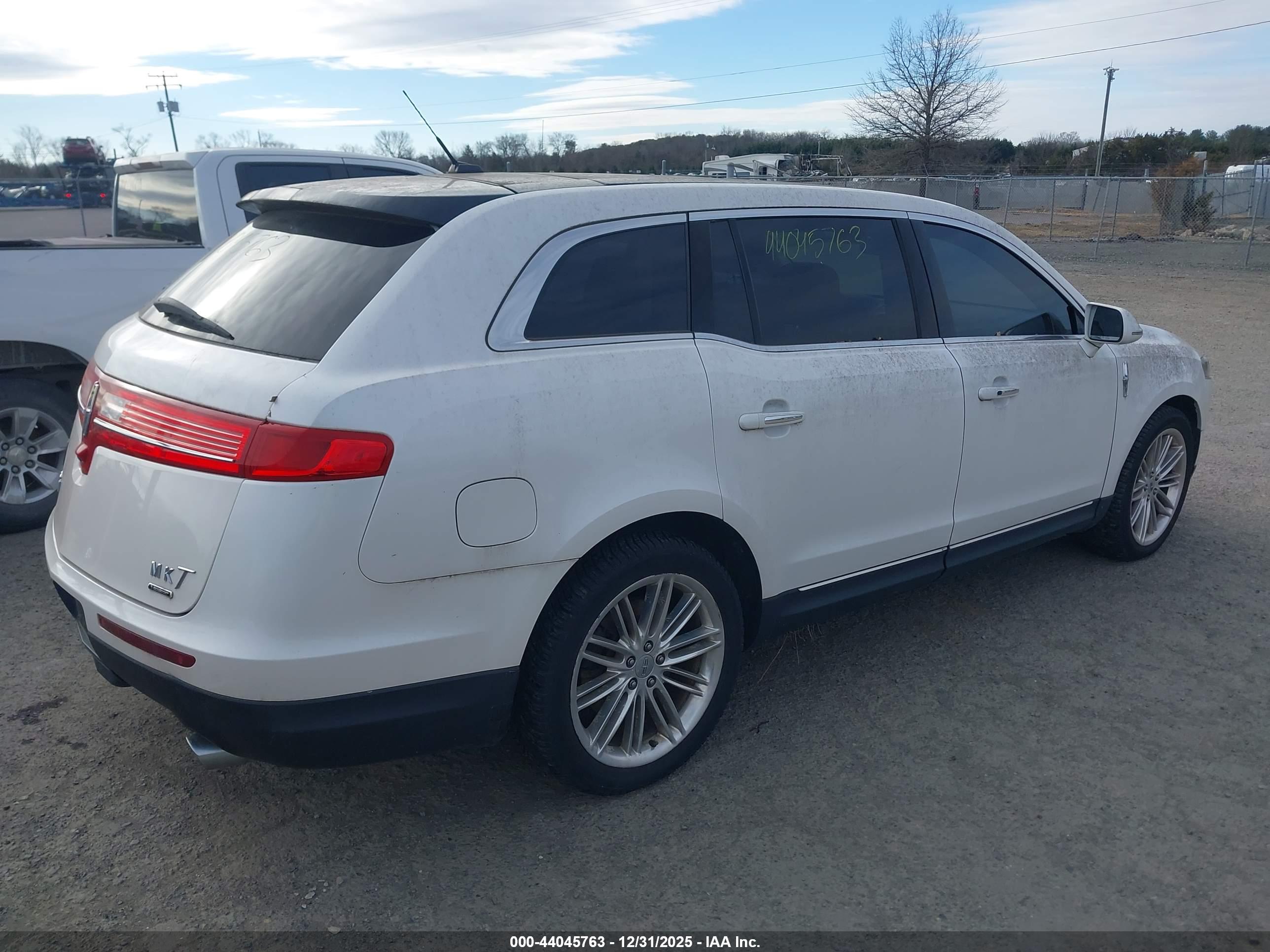 LINCOLN MKT image 4