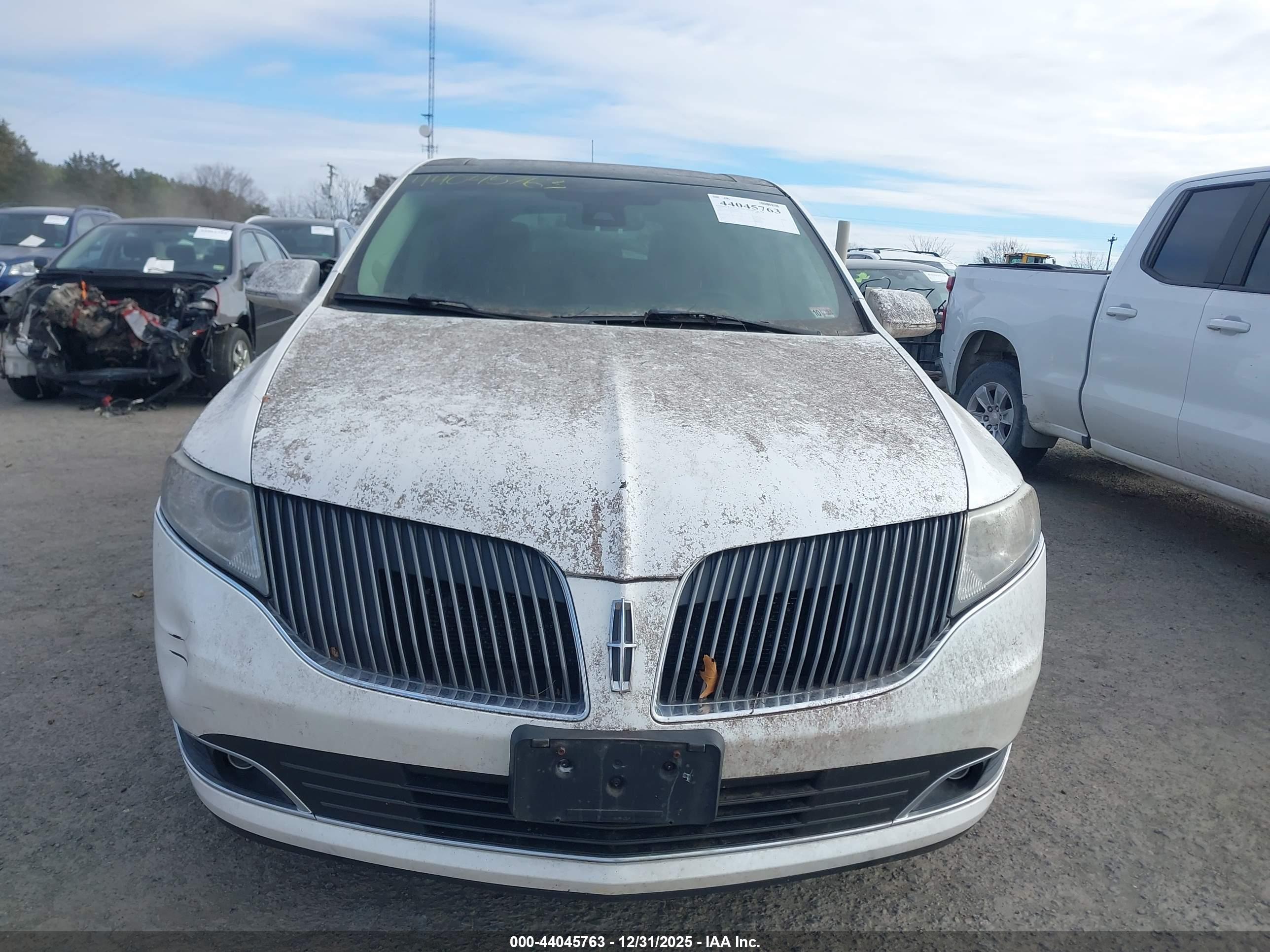 LINCOLN MKT image 6