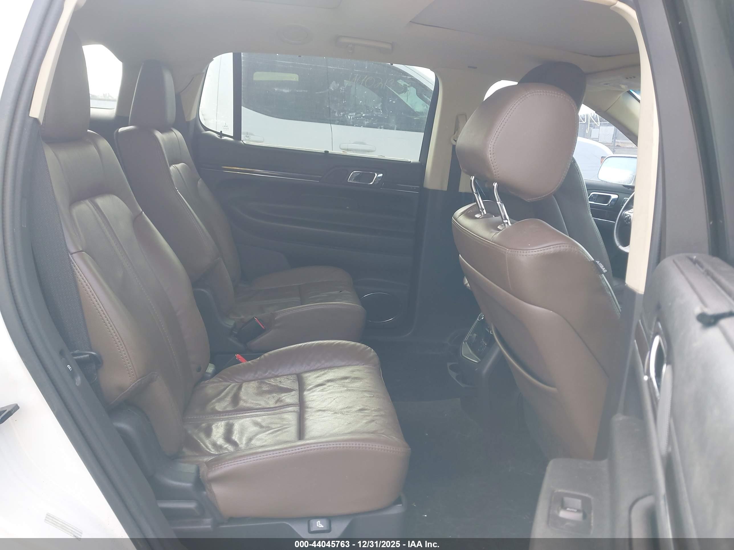 LINCOLN MKT image 8
