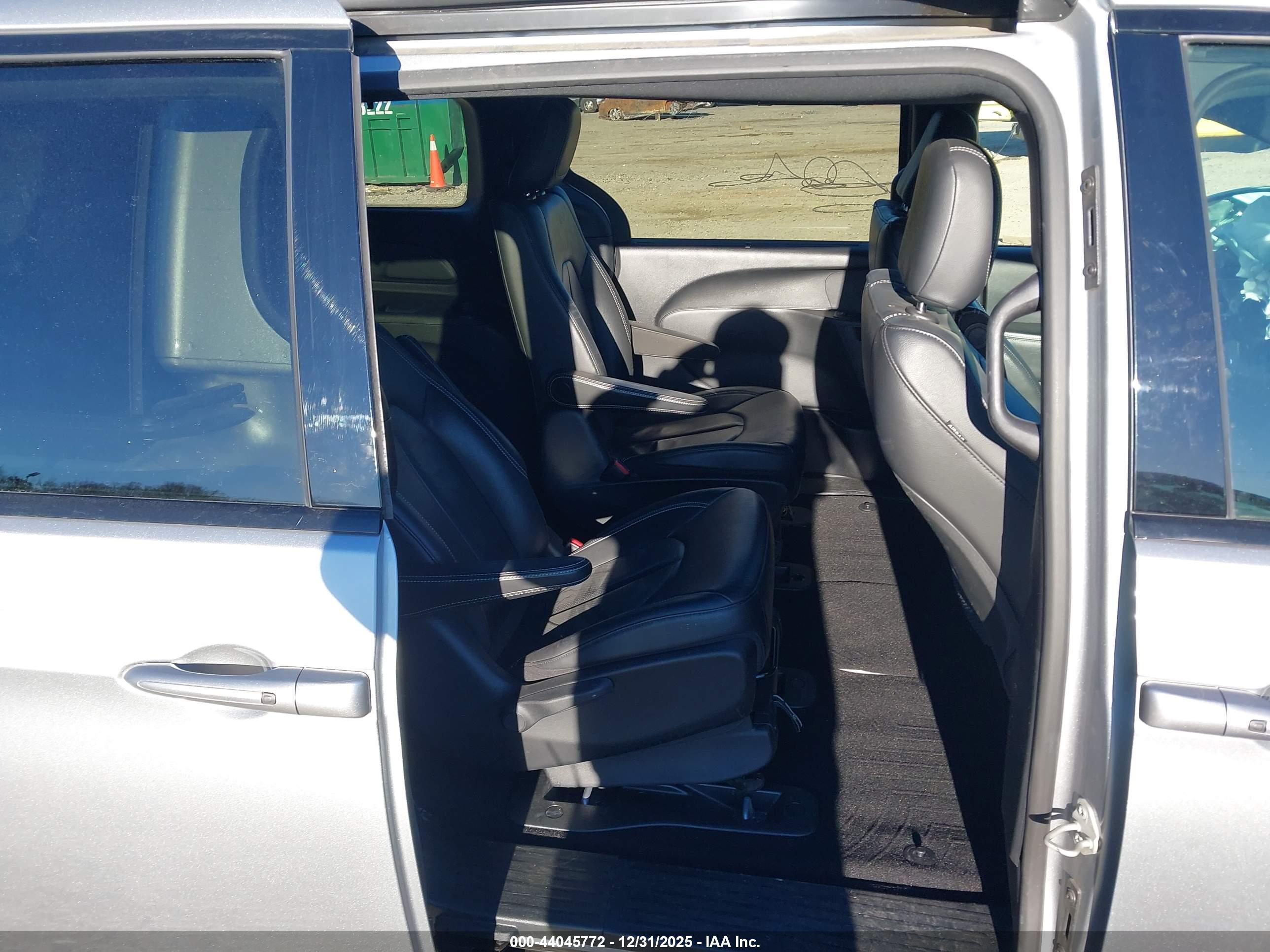 CHRYSLER PACIFICA image 8