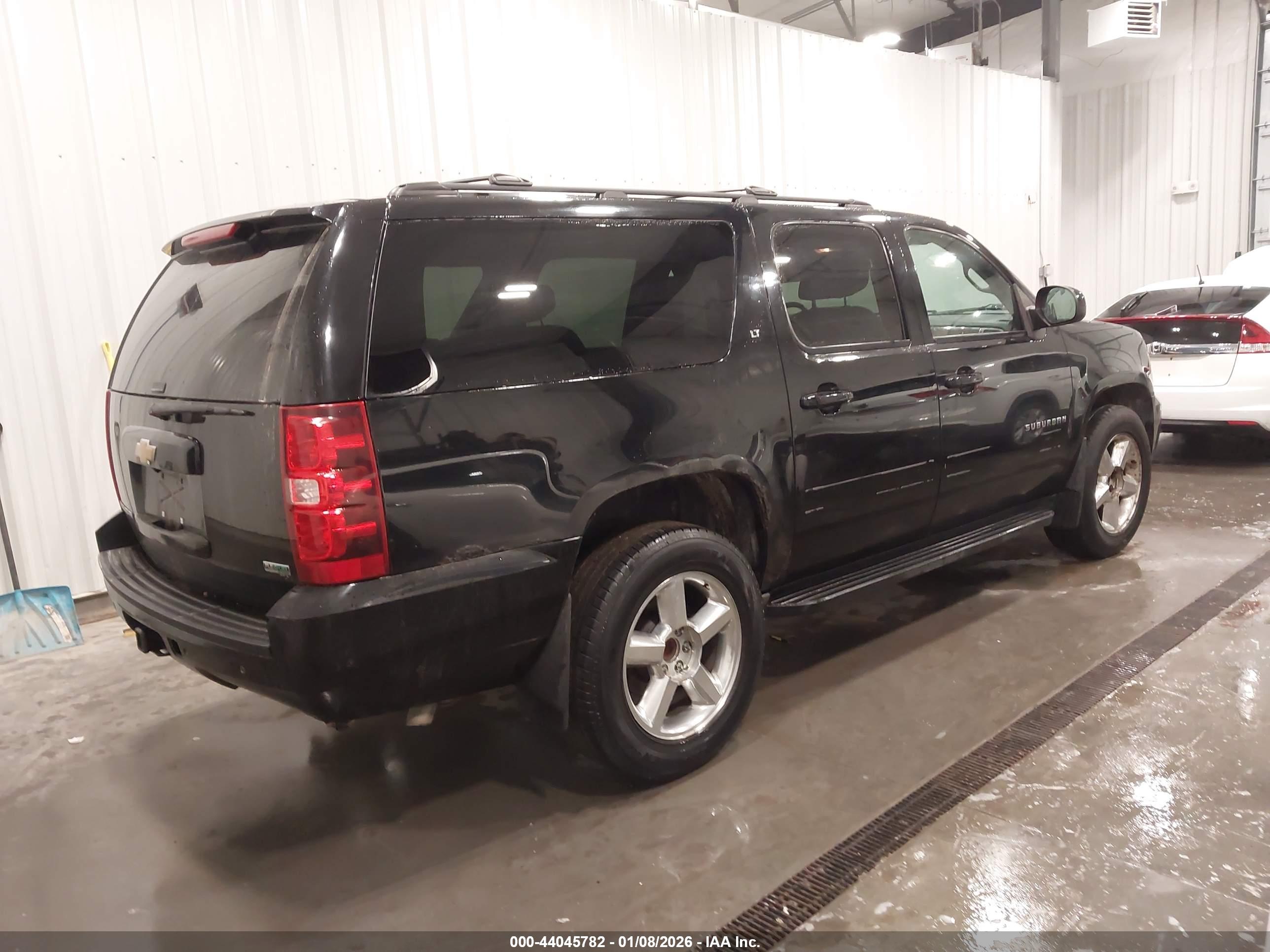 CHEVROLET SUBURBAN image 4