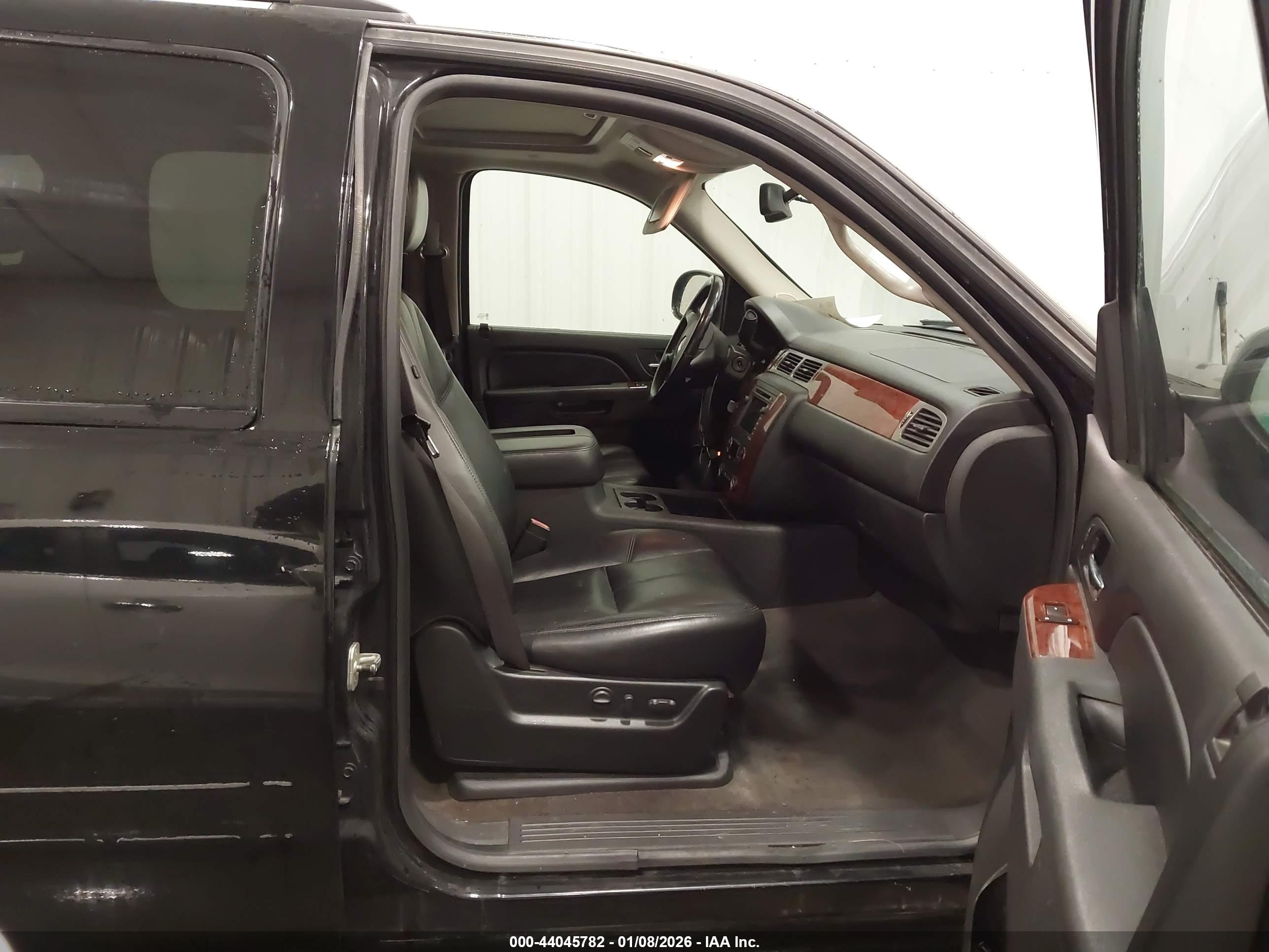 CHEVROLET SUBURBAN image 5