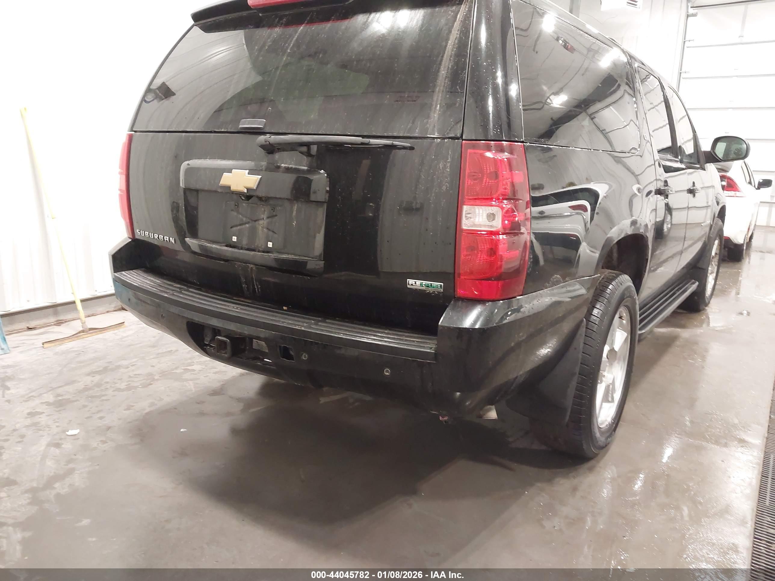 CHEVROLET SUBURBAN image 6
