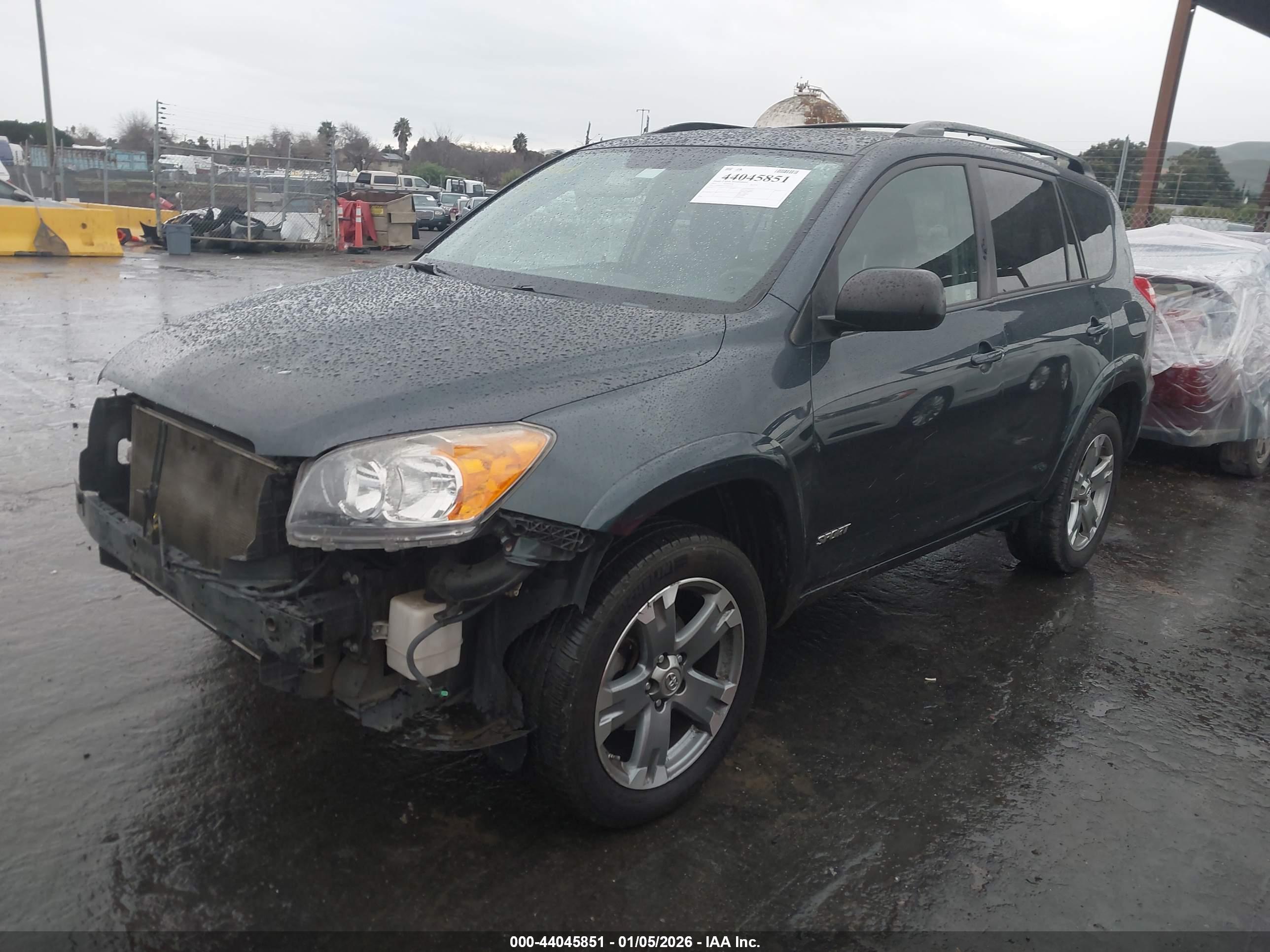 TOYOTA RAV4 image 2