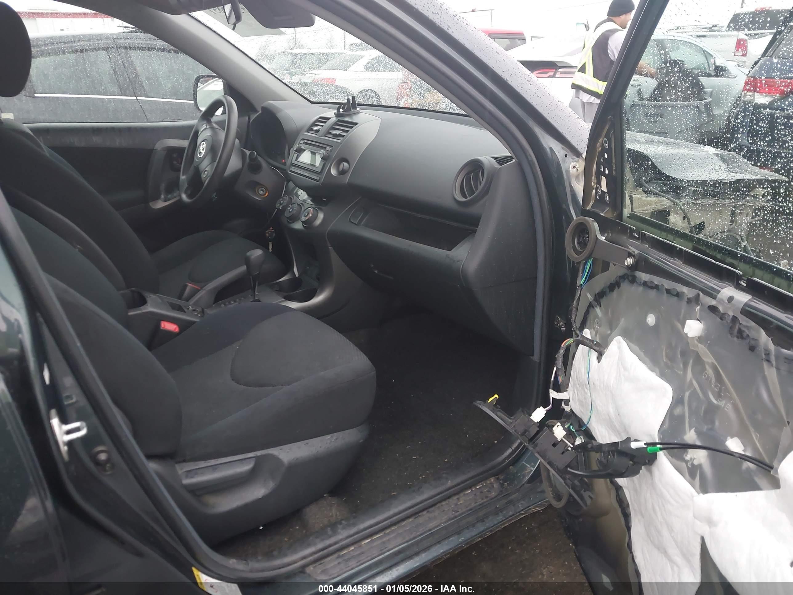 TOYOTA RAV4 image 5
