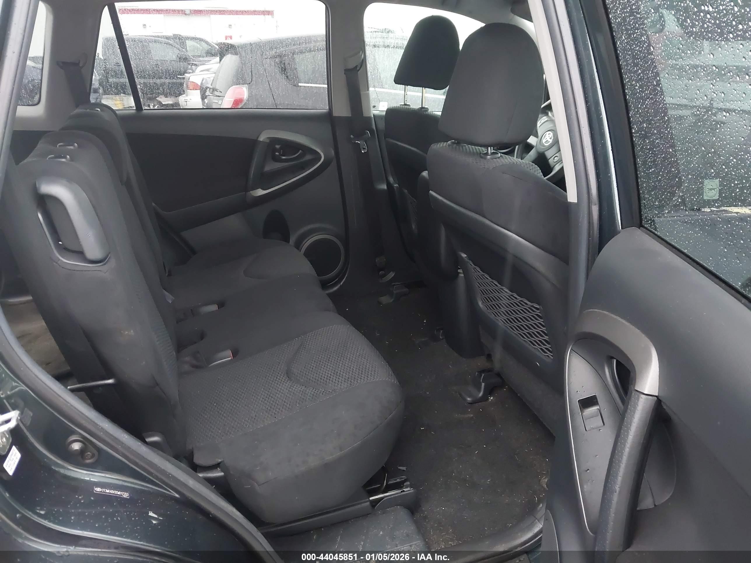TOYOTA RAV4 image 8