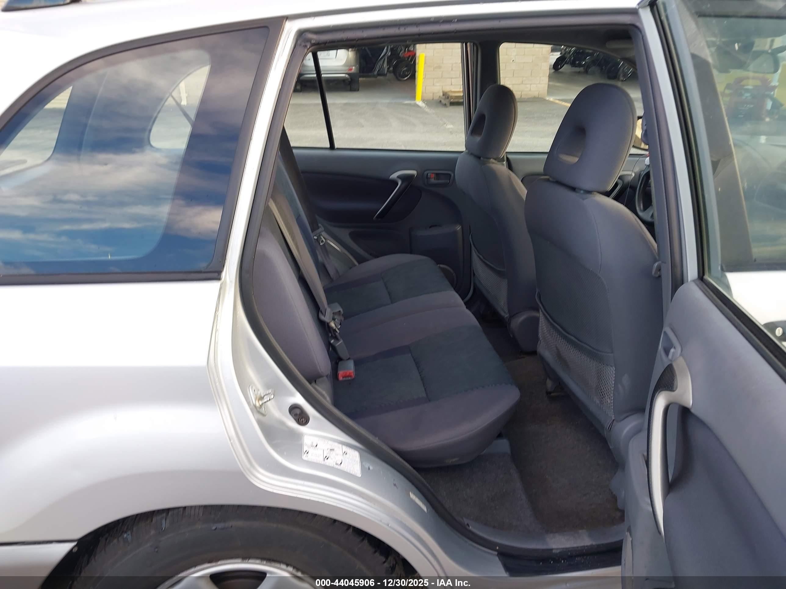 TOYOTA RAV4 image 8