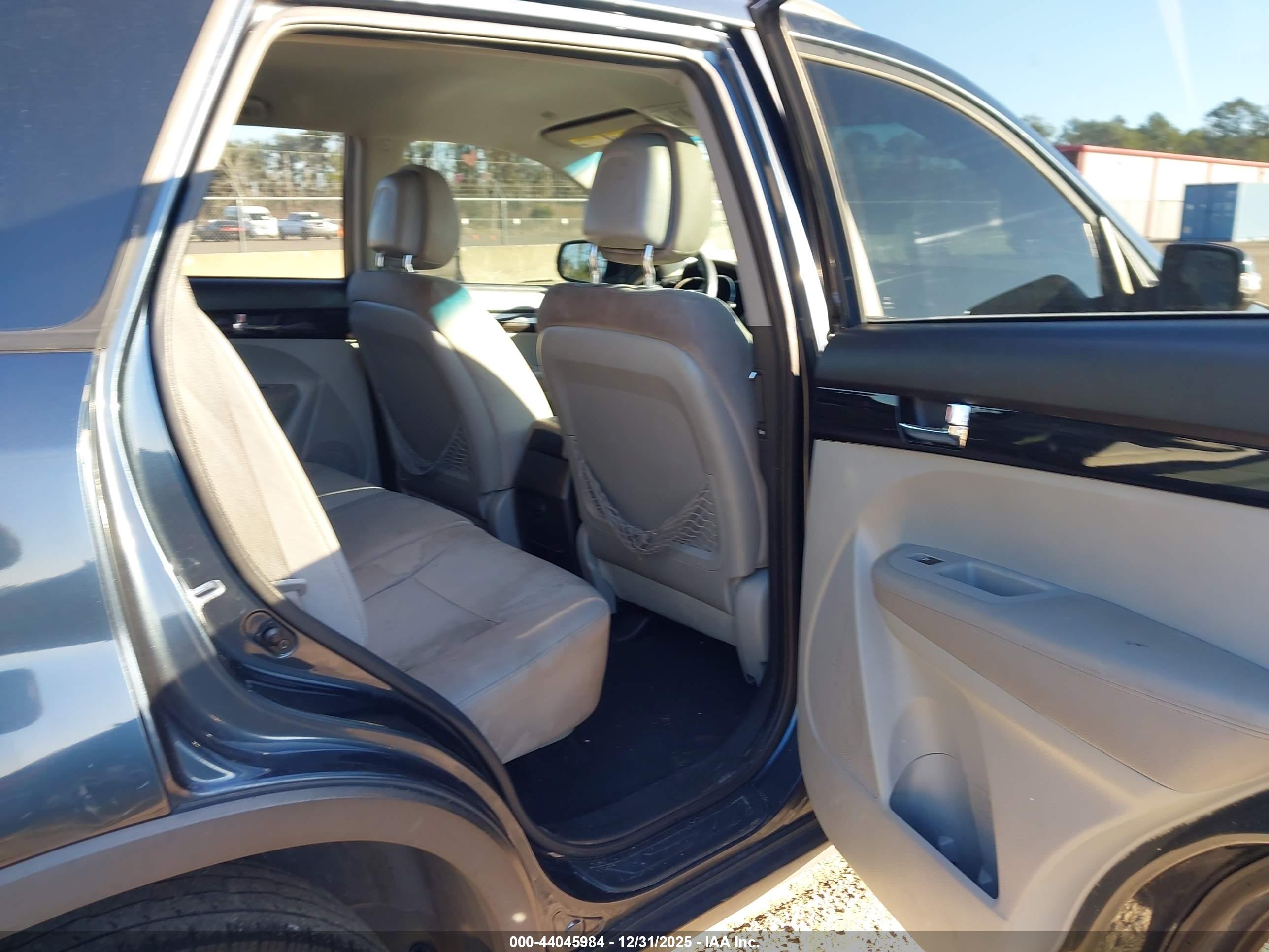 KIA SORENTO image 8