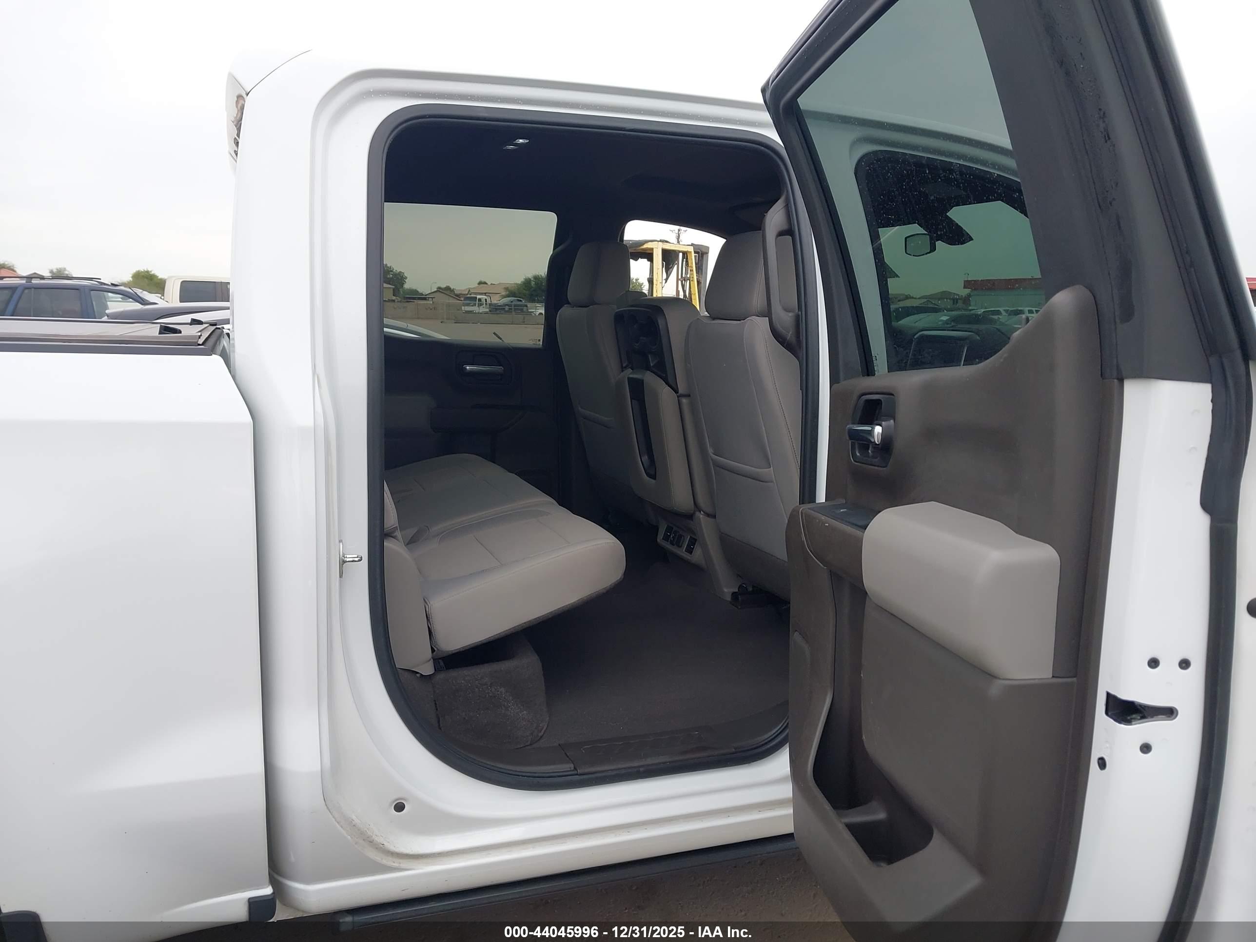 CHEVROLET SILVERADO image 8
