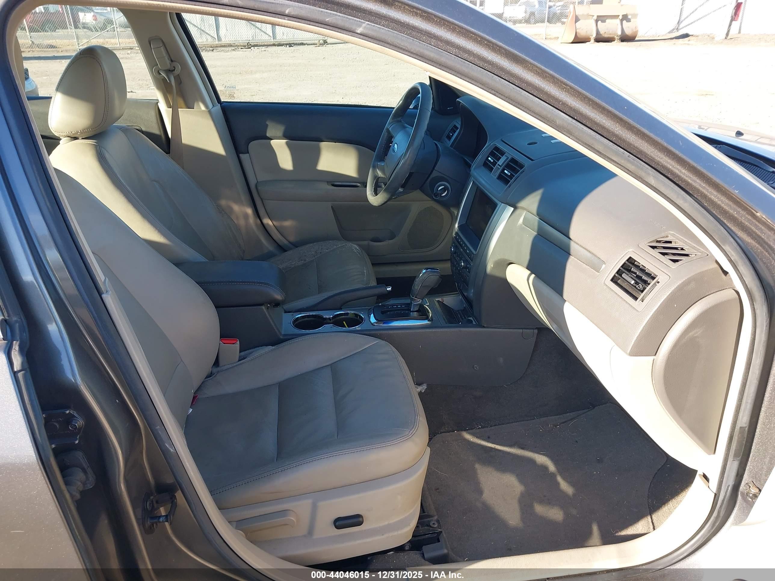 FORD FUSION image 5