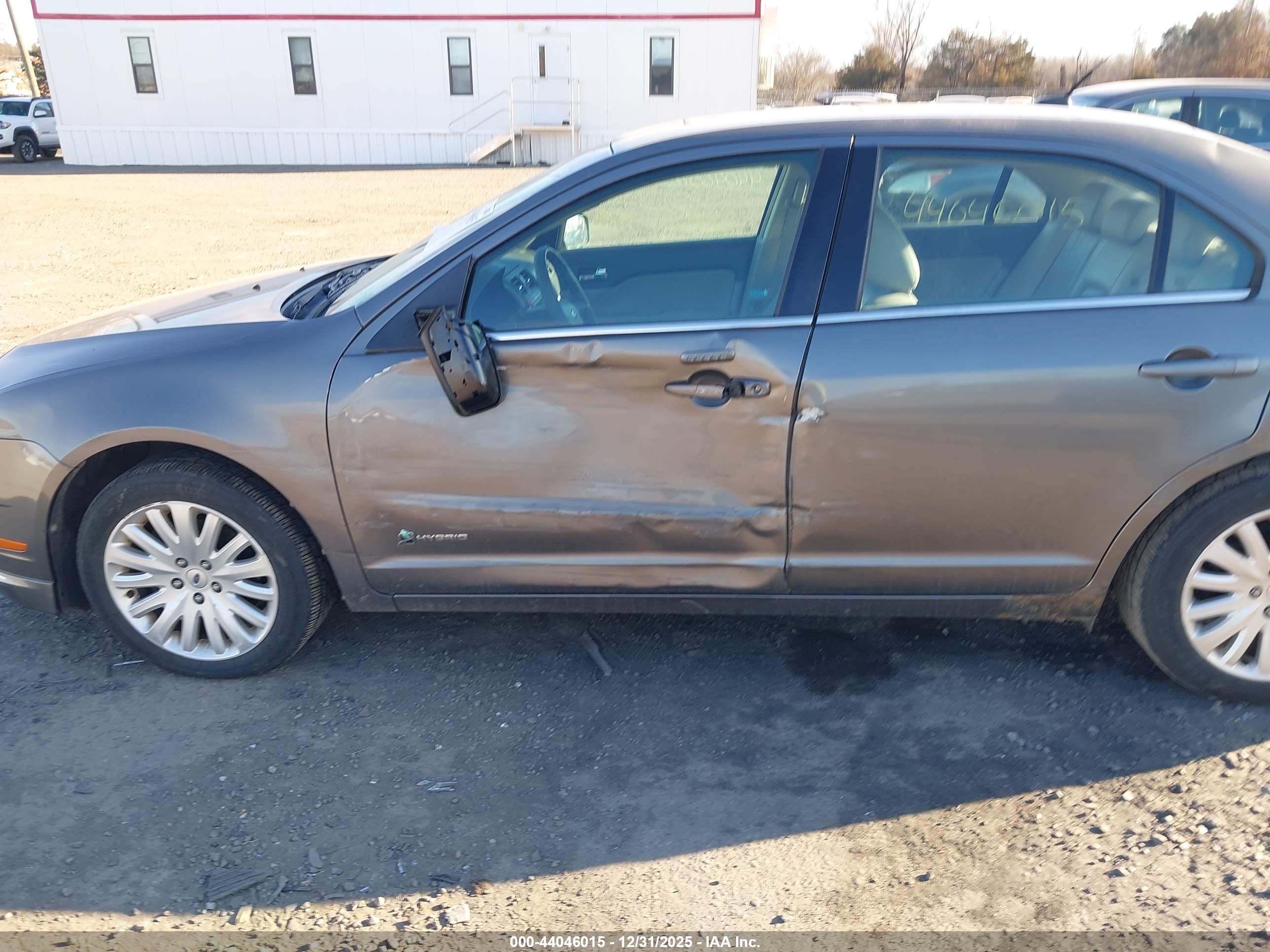 FORD FUSION image 6