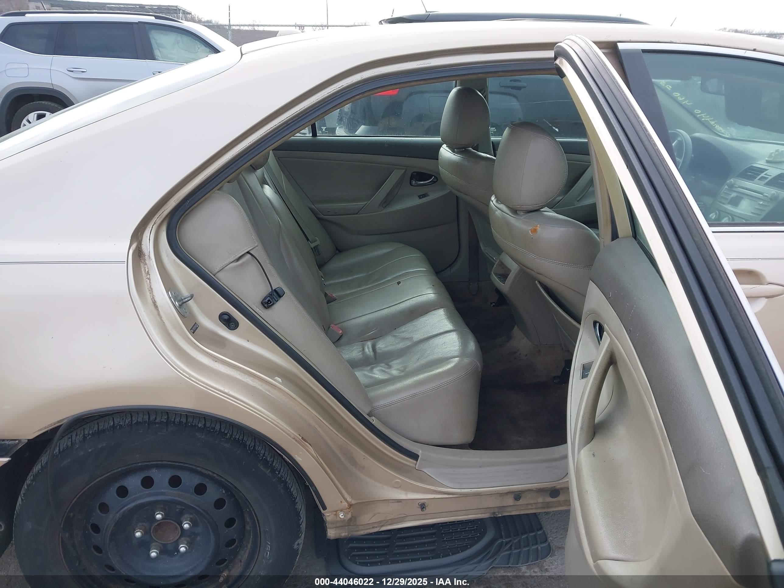 TOYOTA CAMRY image 8