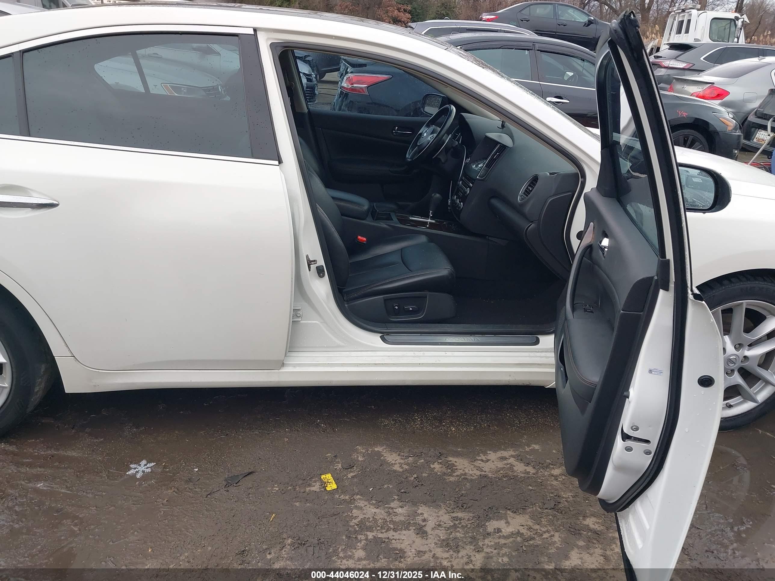 NISSAN MAXIMA image 5