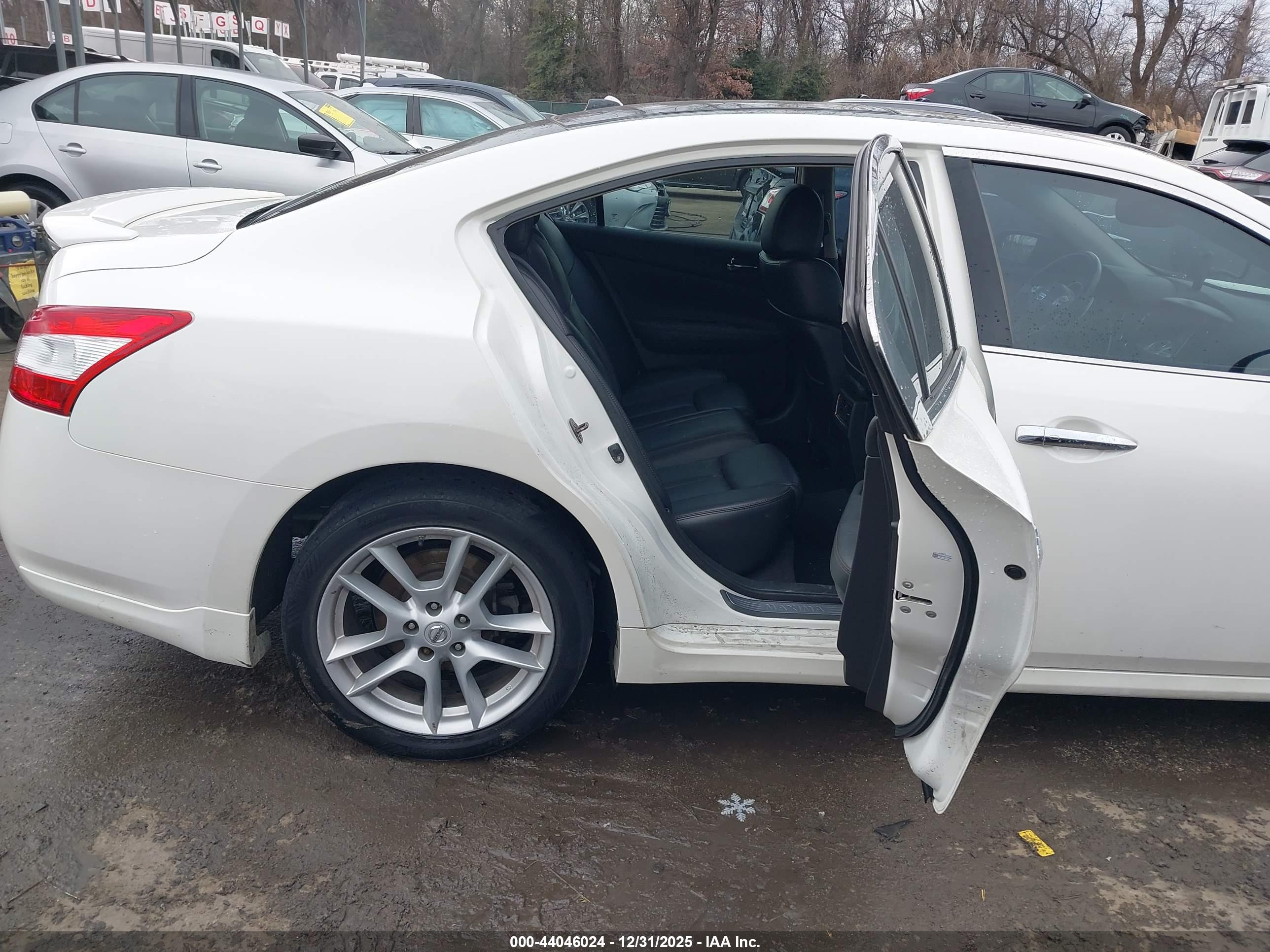 NISSAN MAXIMA image 8