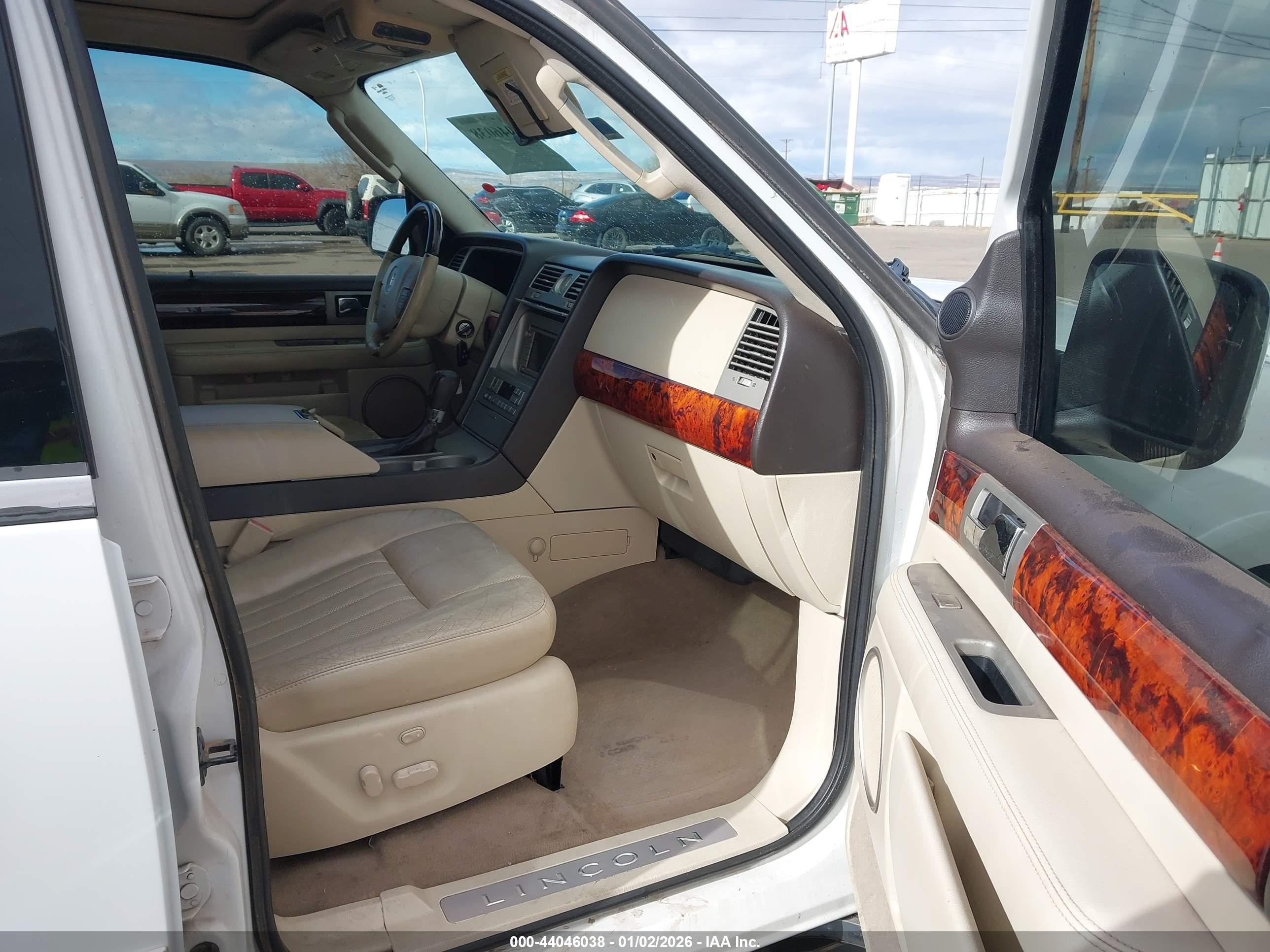 LINCOLN NAVIGATOR image 5
