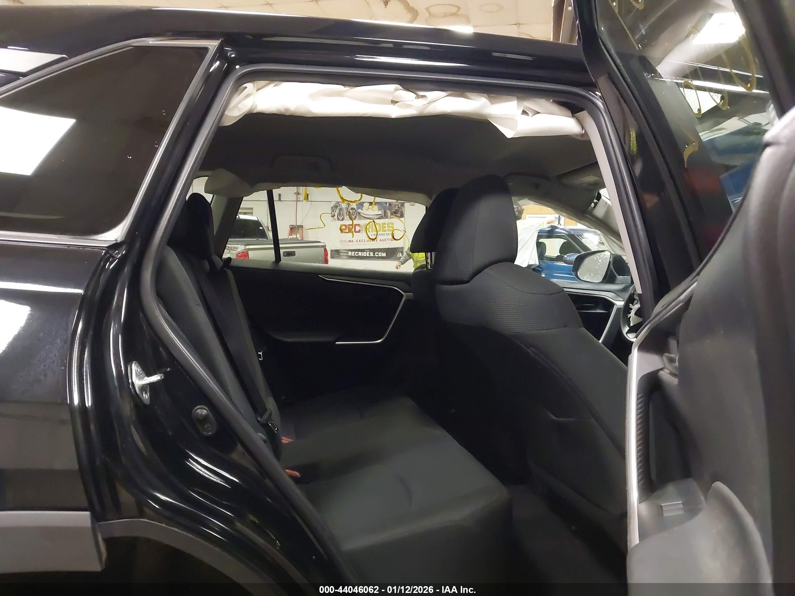 TOYOTA RAV4 image 8