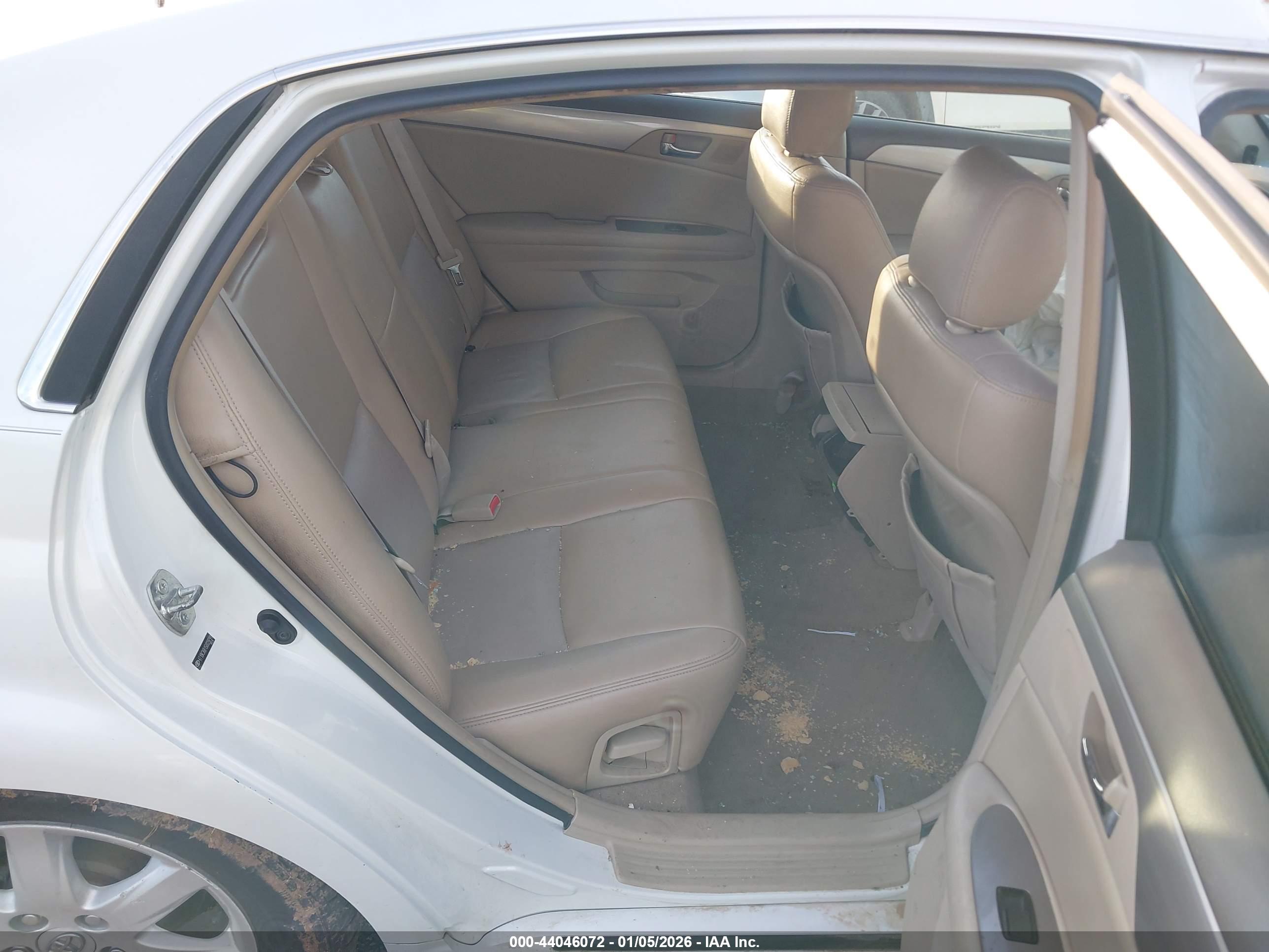 TOYOTA AVALON image 8