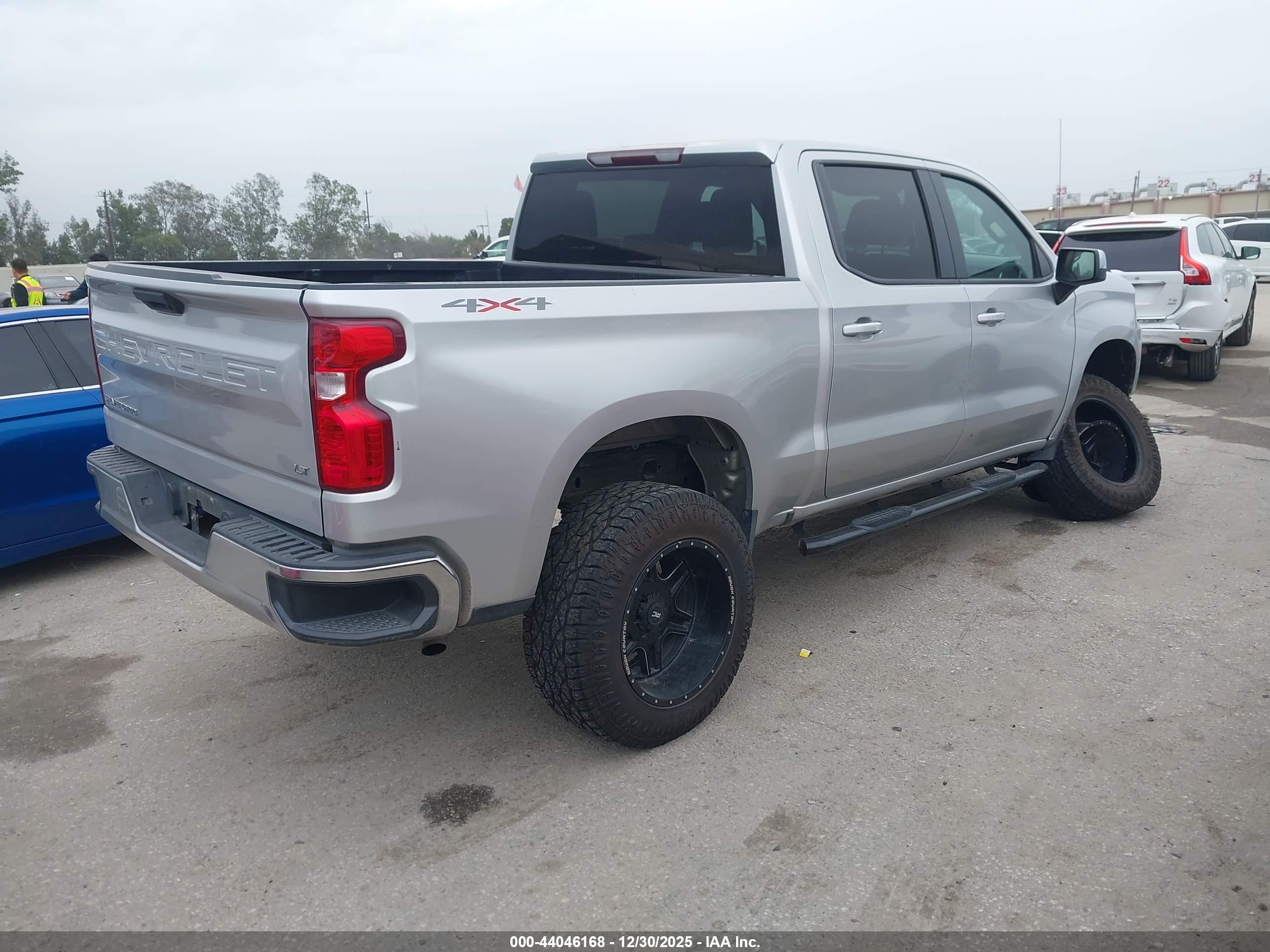 CHEVROLET SILVERADO image 4