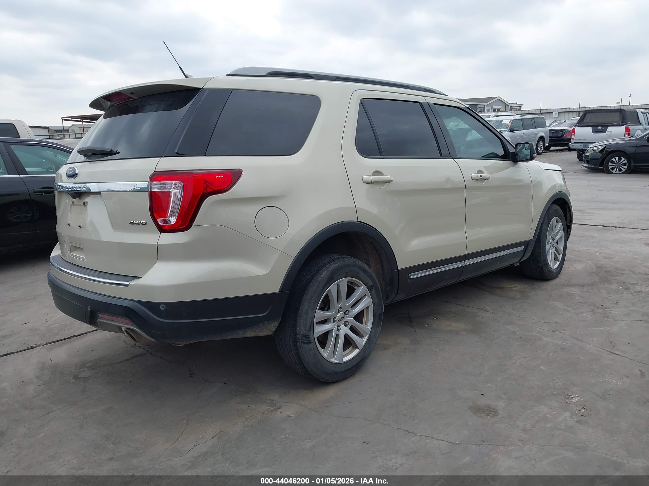 FORD EXPLORER image 4