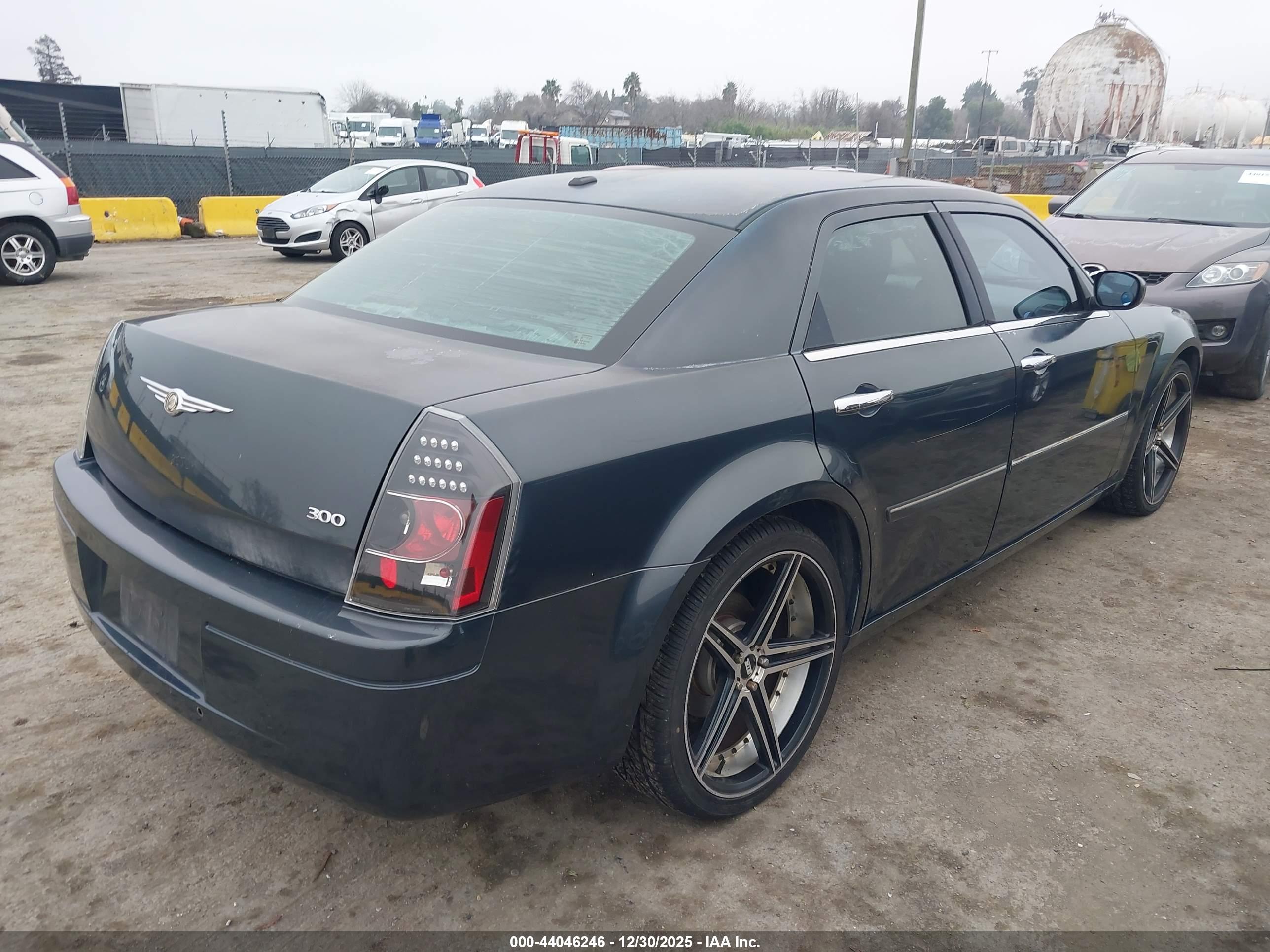 CHRYSLER 300 image 4
