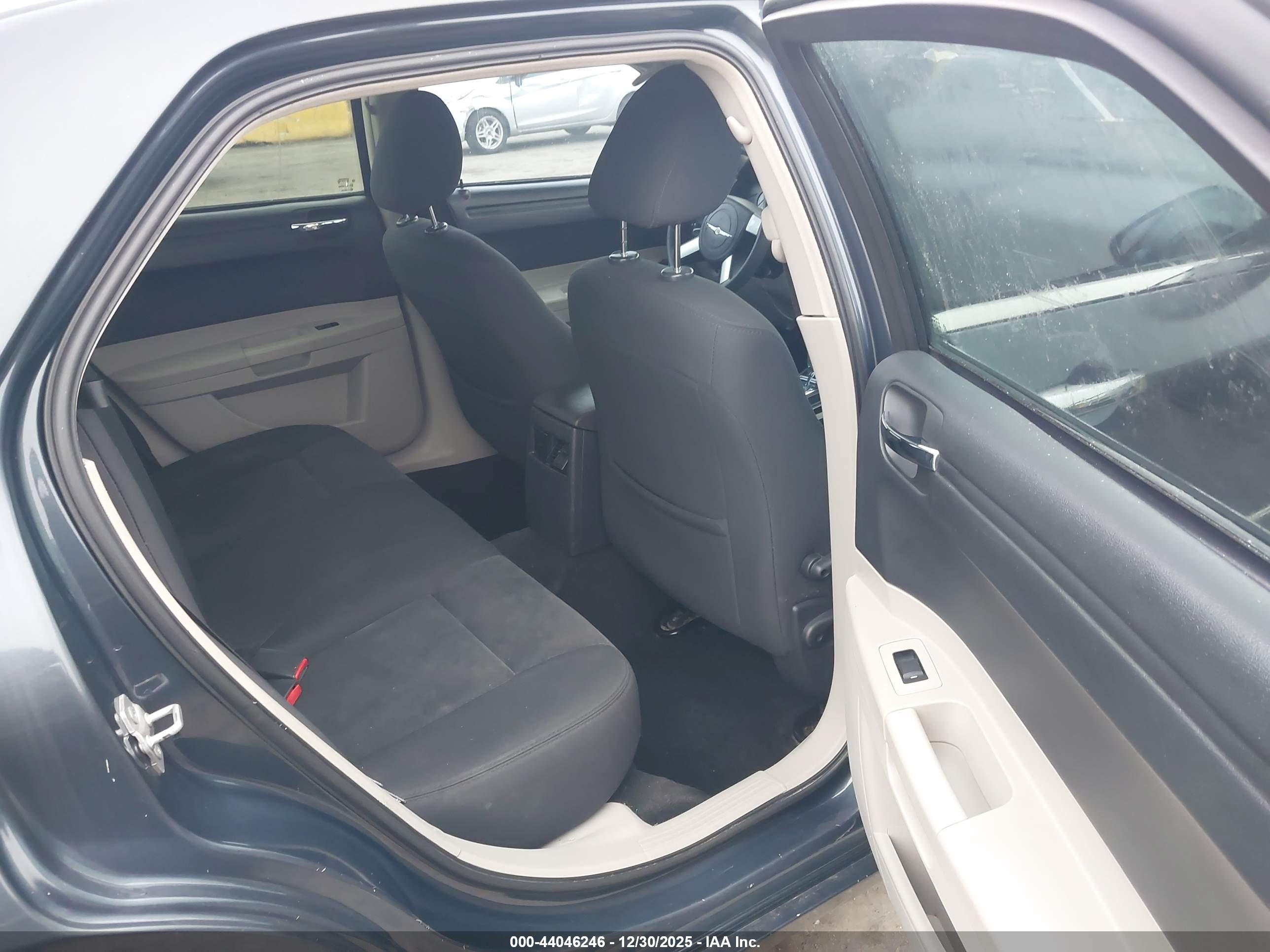 CHRYSLER 300 image 8