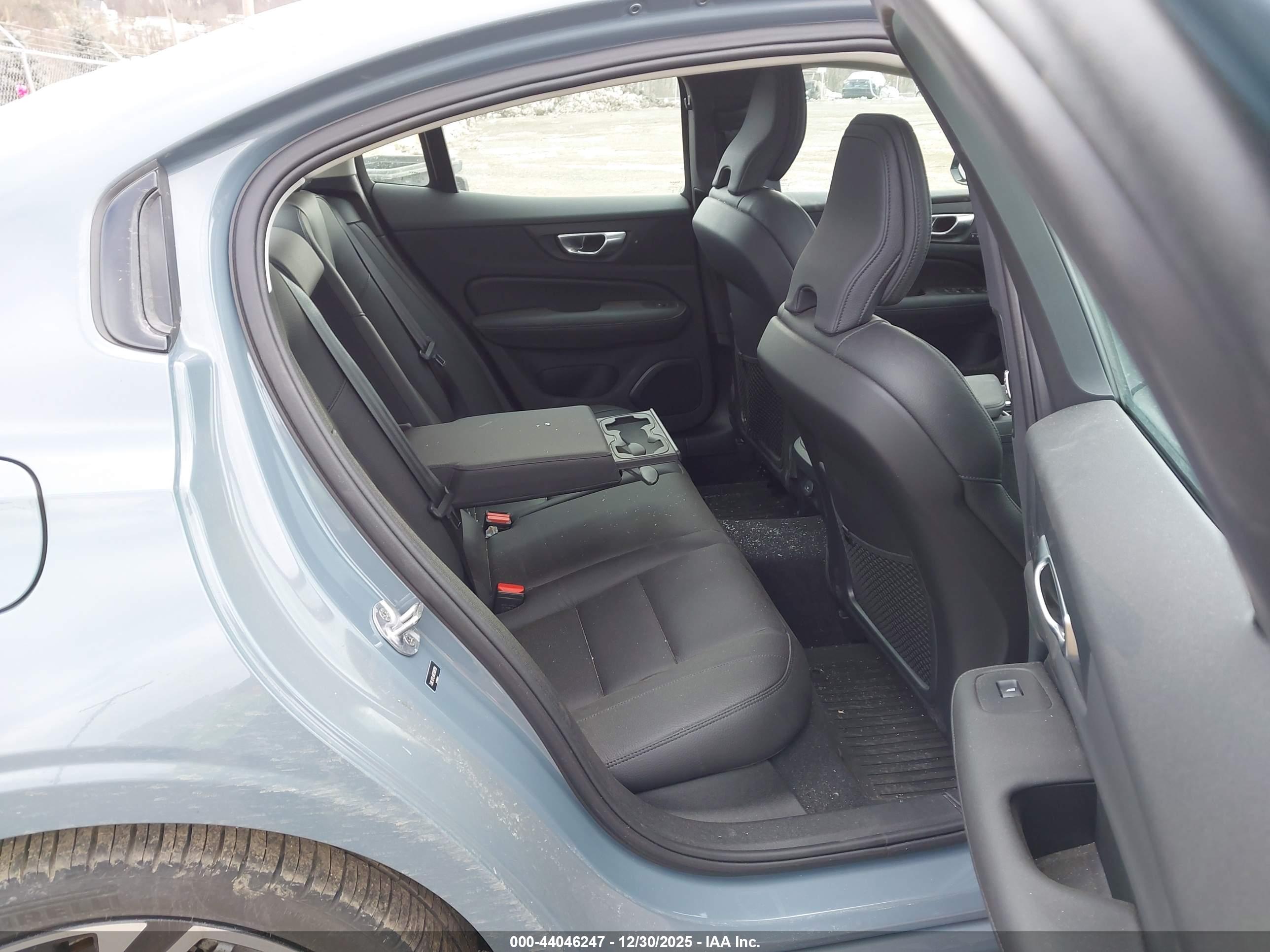 VOLVO S60 image 8