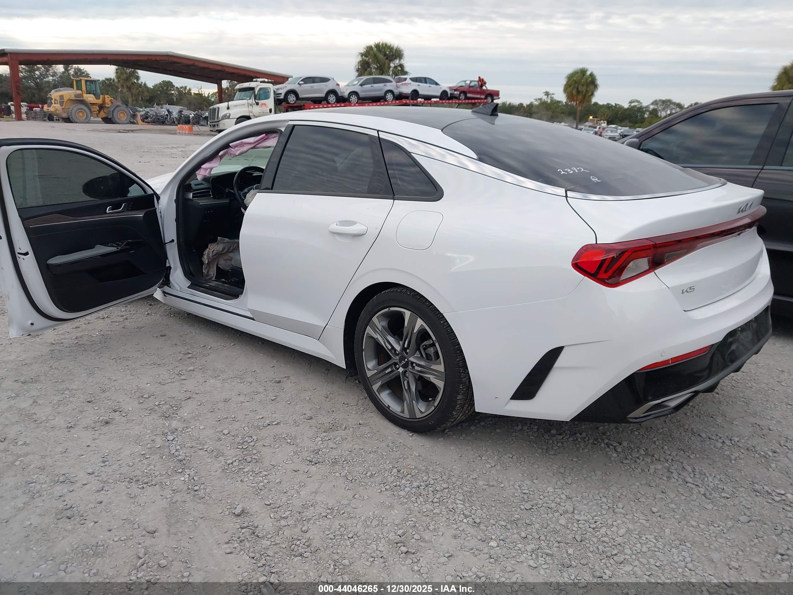 KIA K5 image 3
