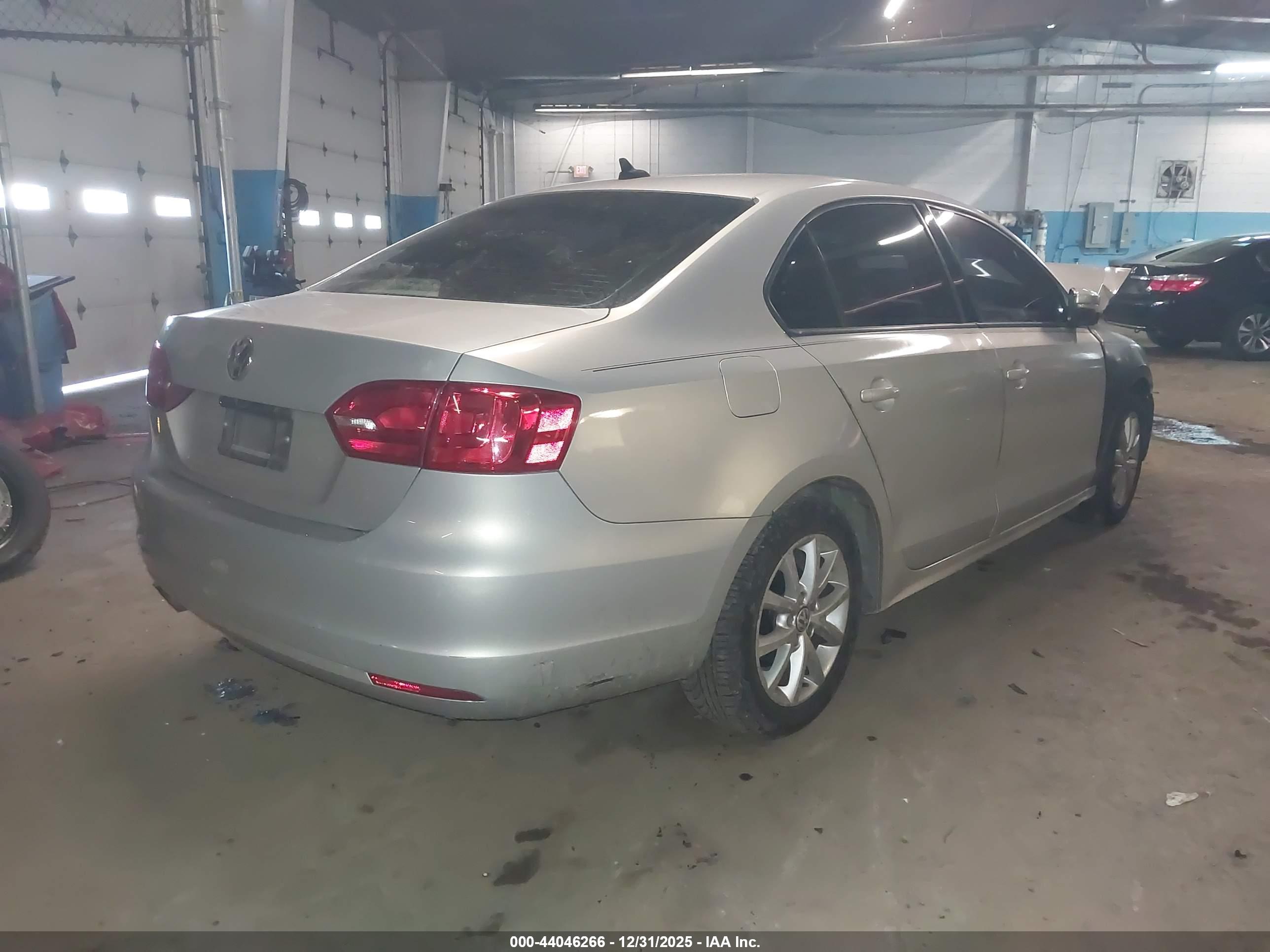 VOLKSWAGEN JETTA image 4
