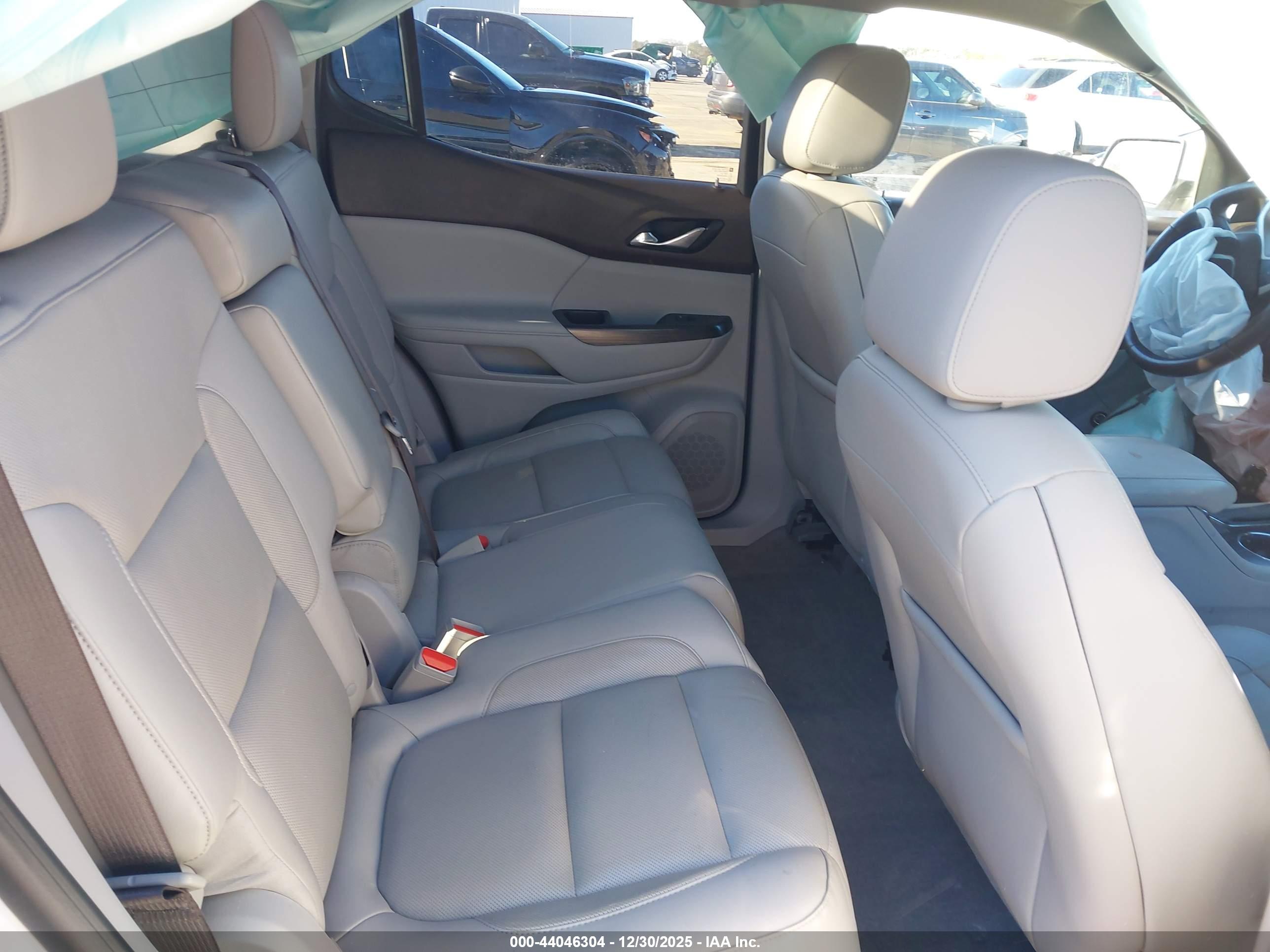 GMC ACADIA image 8