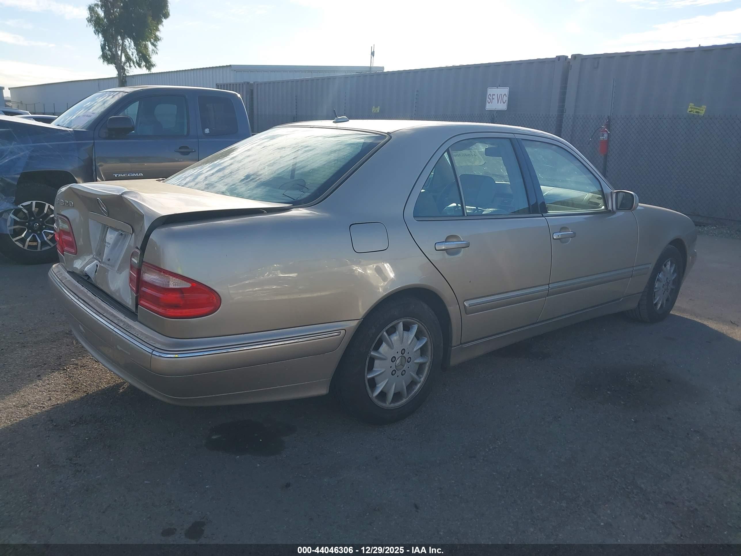 MERCEDES-BENZ E image 4