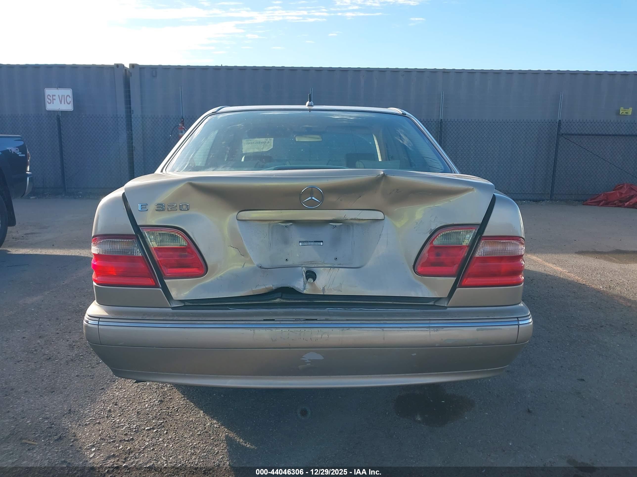 MERCEDES-BENZ E image 6