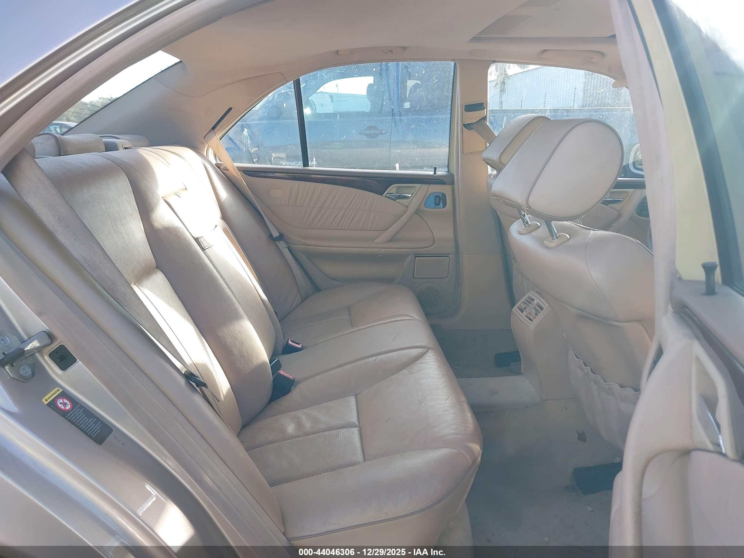 MERCEDES-BENZ E image 8