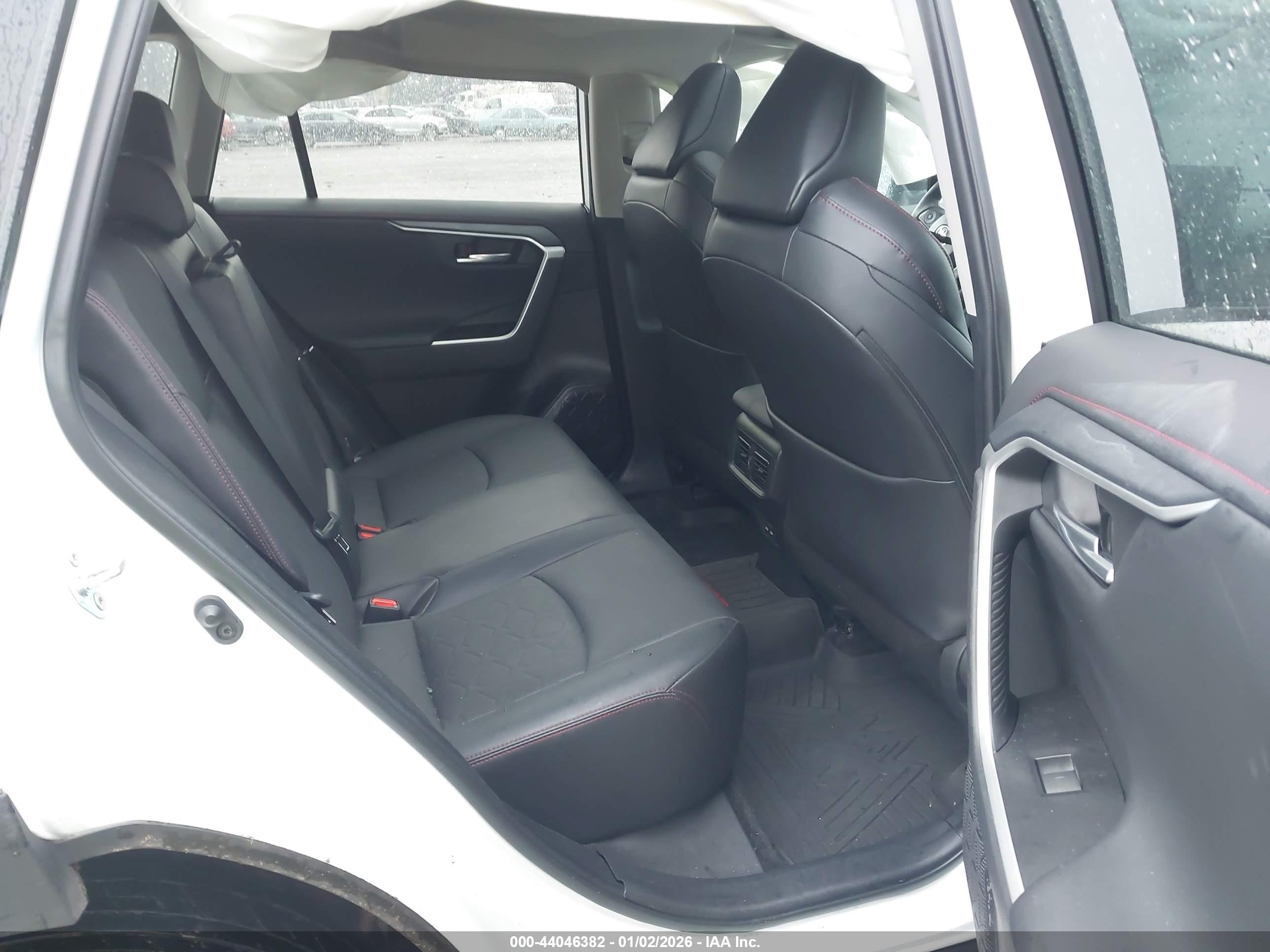 TOYOTA RAV4 image 8