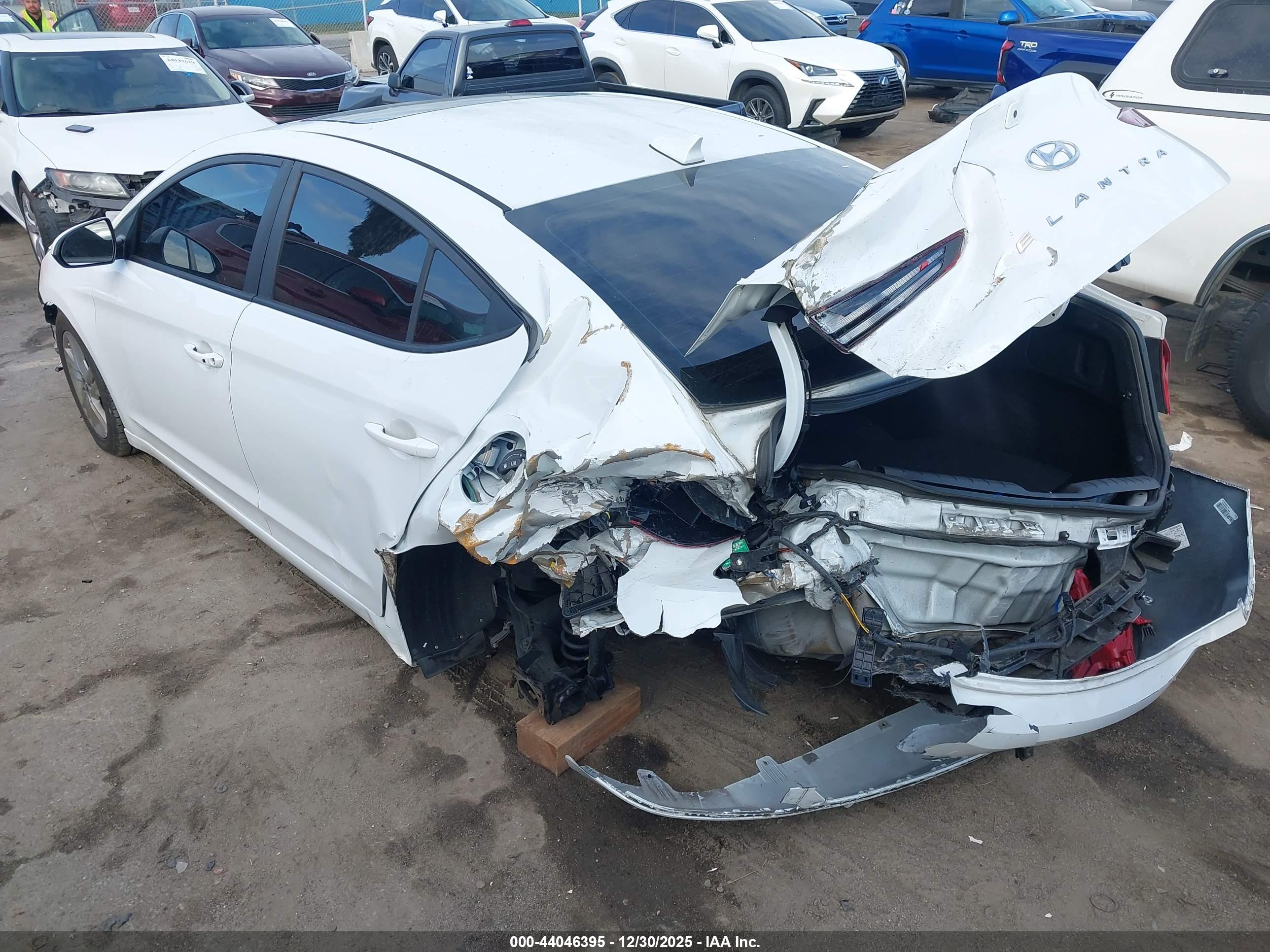 HYUNDAI ELANTRA image 3