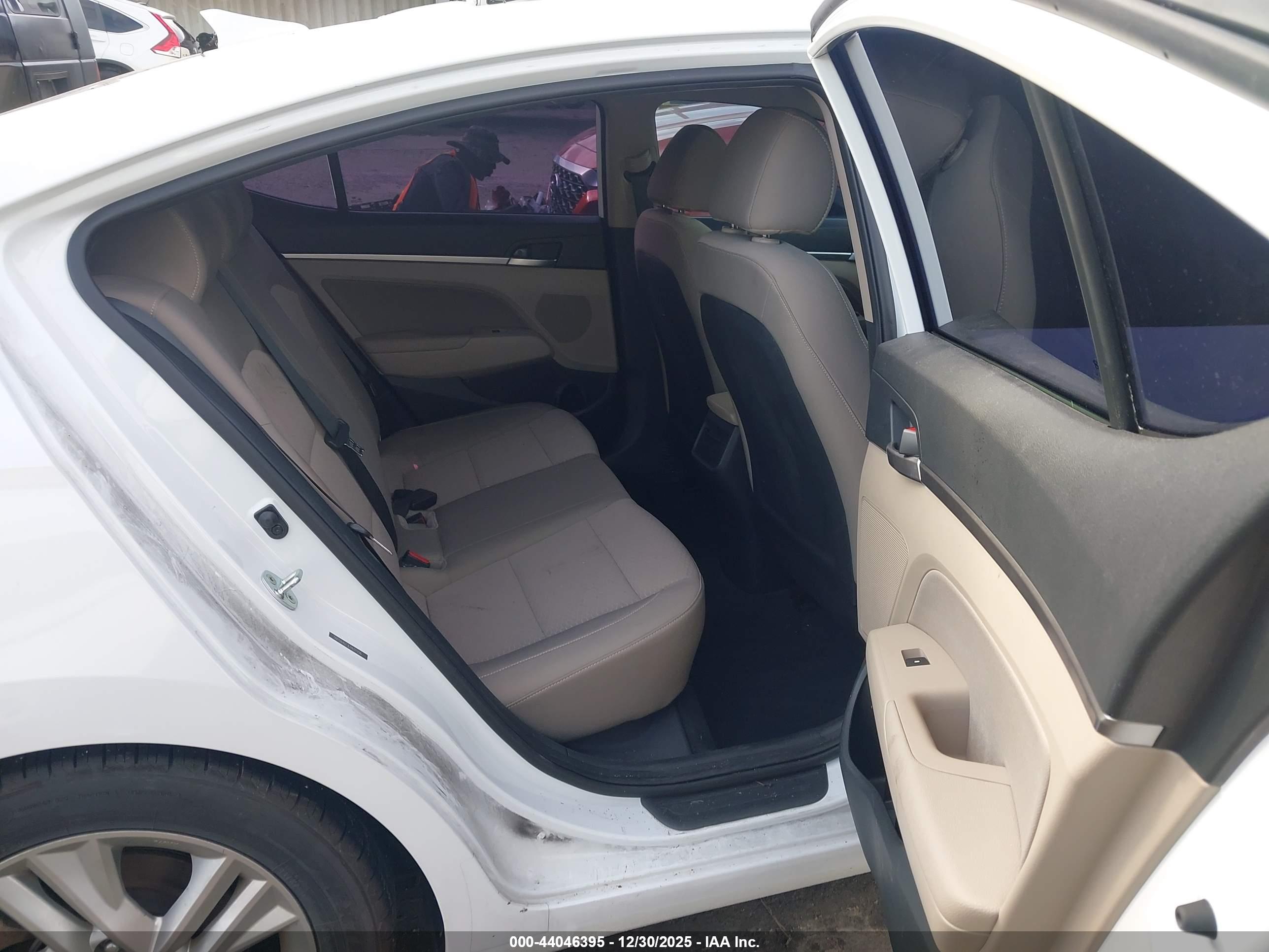 HYUNDAI ELANTRA image 8