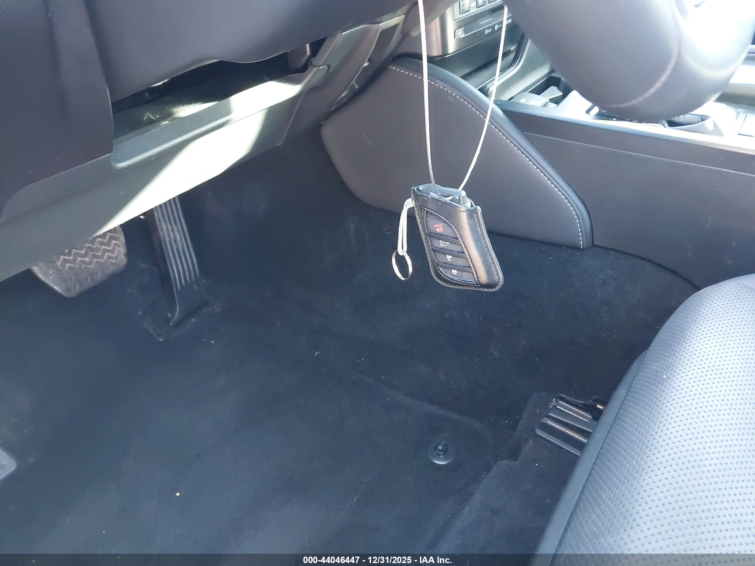 LEXUS ES image 11