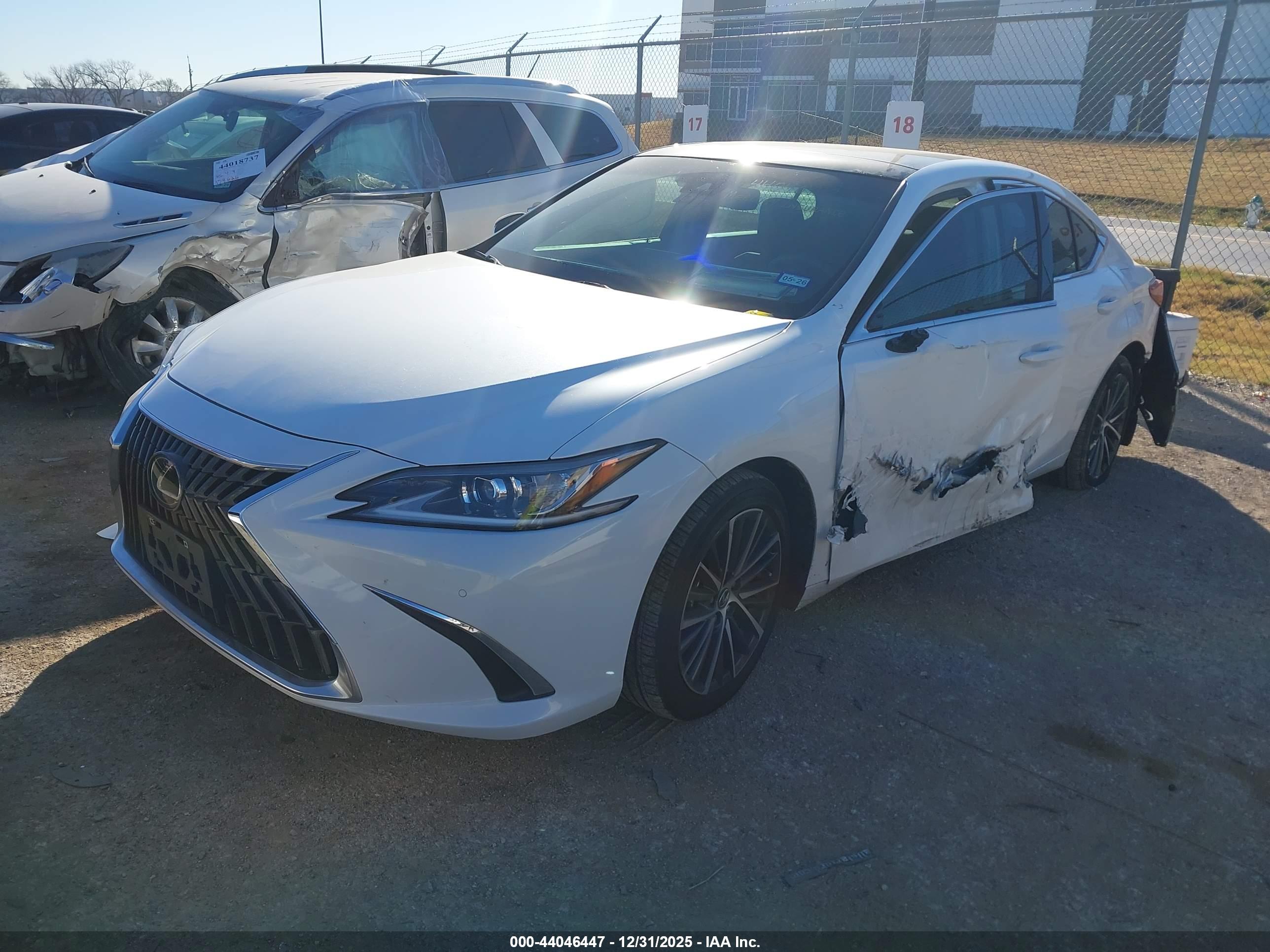 LEXUS ES image 2
