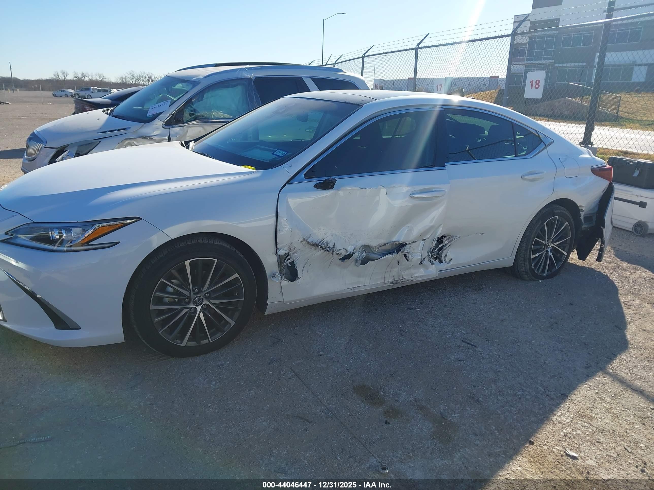 LEXUS ES image 6