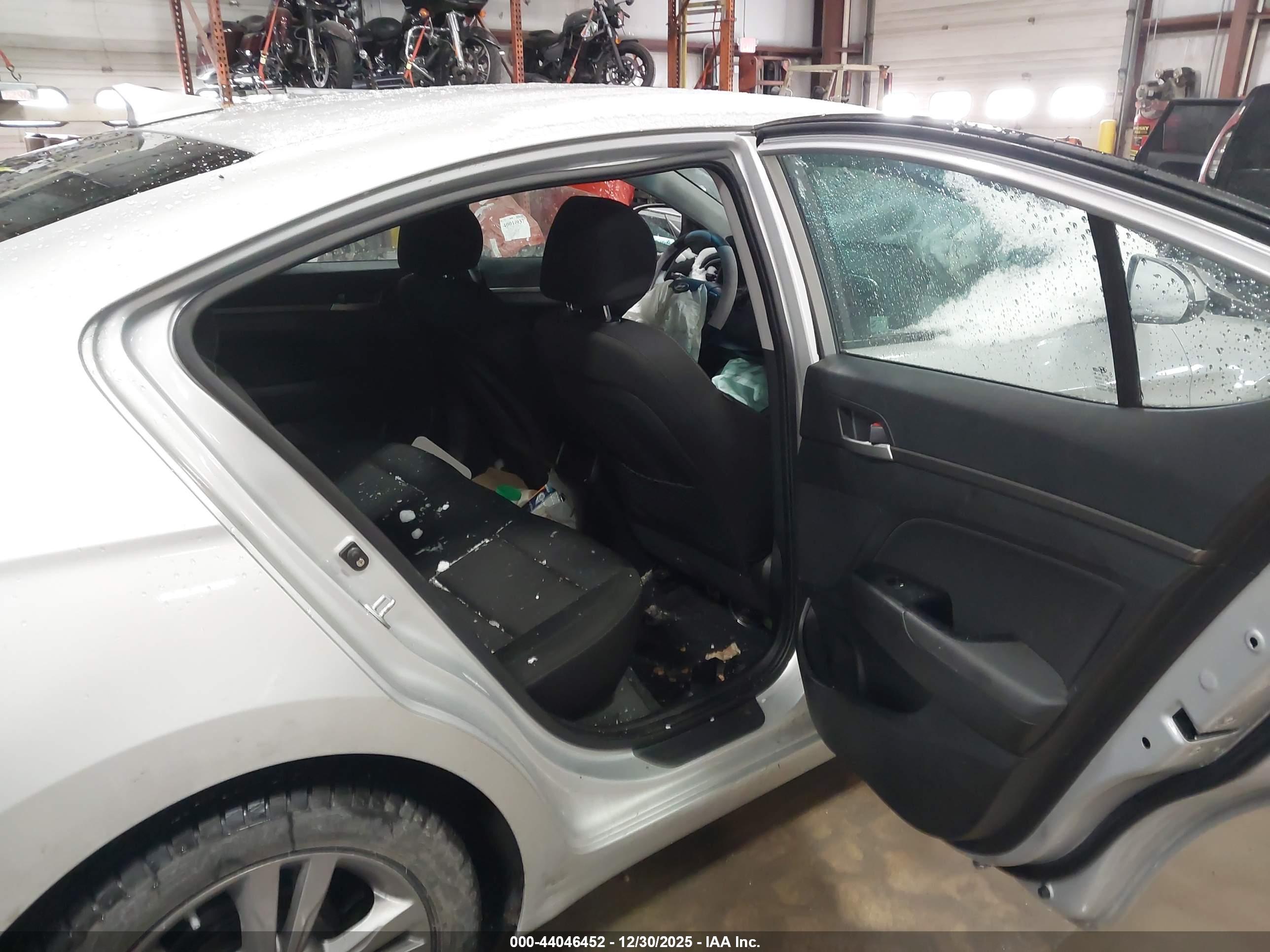 HYUNDAI ELANTRA image 8
