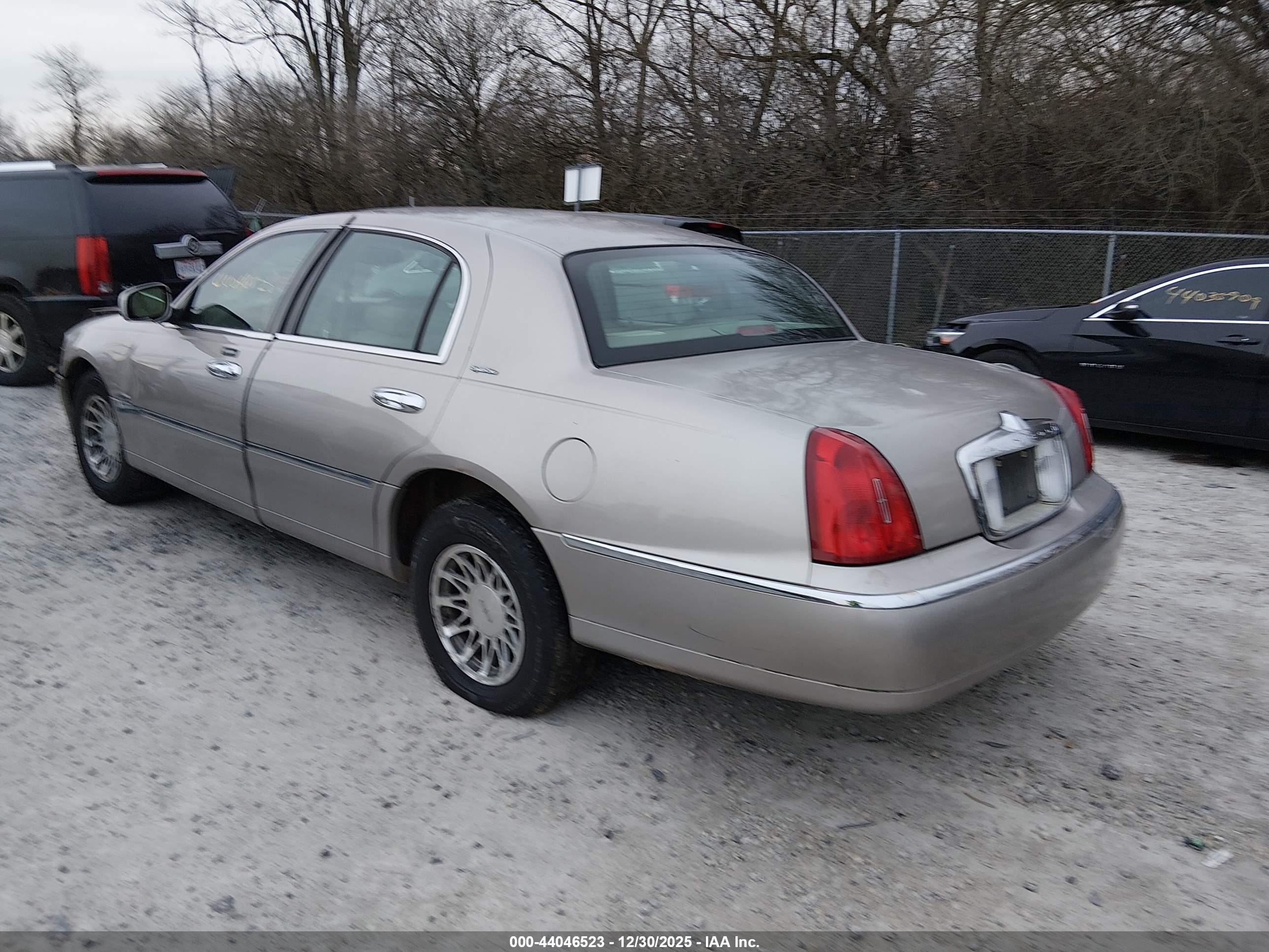 LINCOLN TOWN image 3