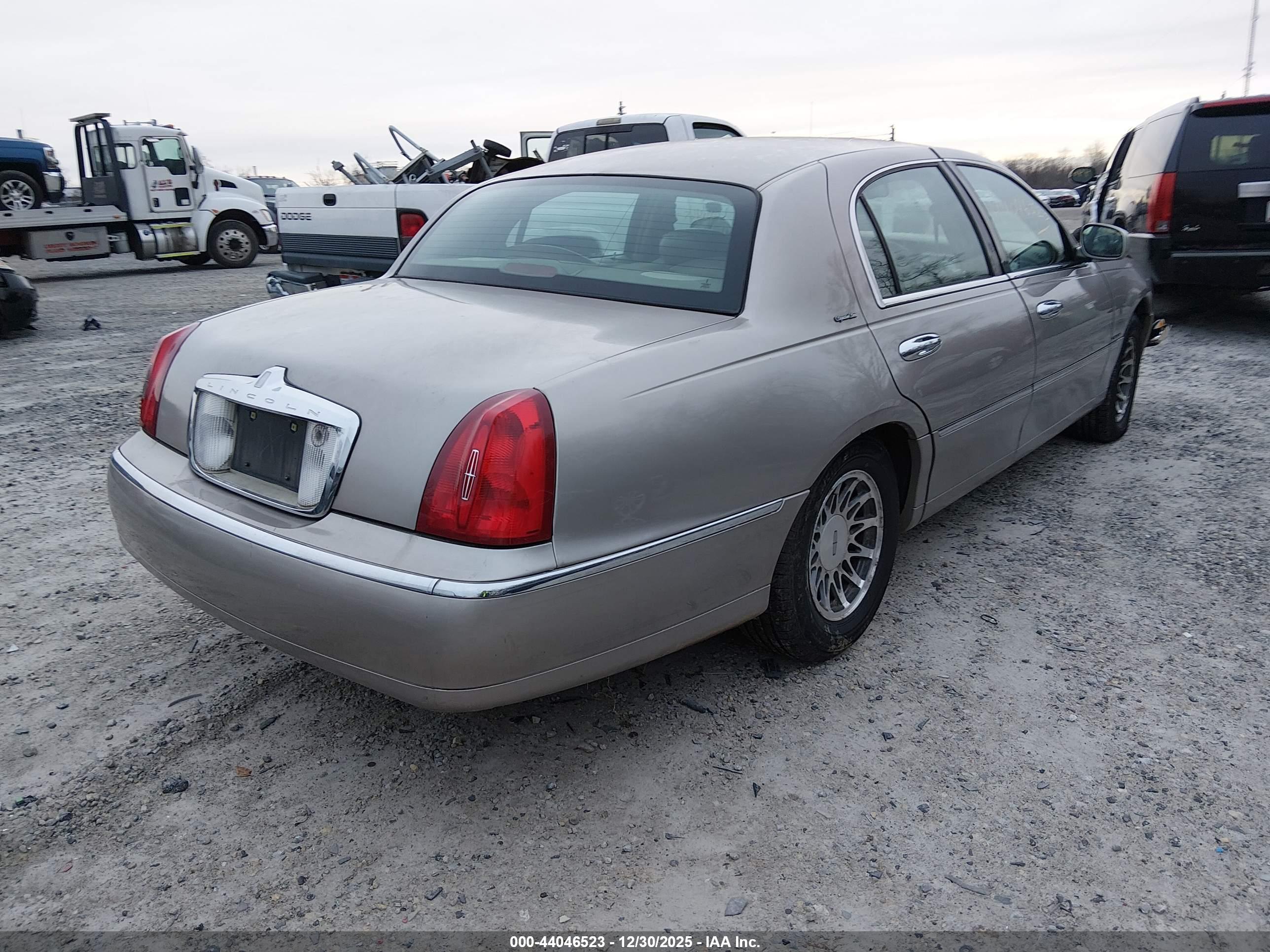 LINCOLN TOWN image 4