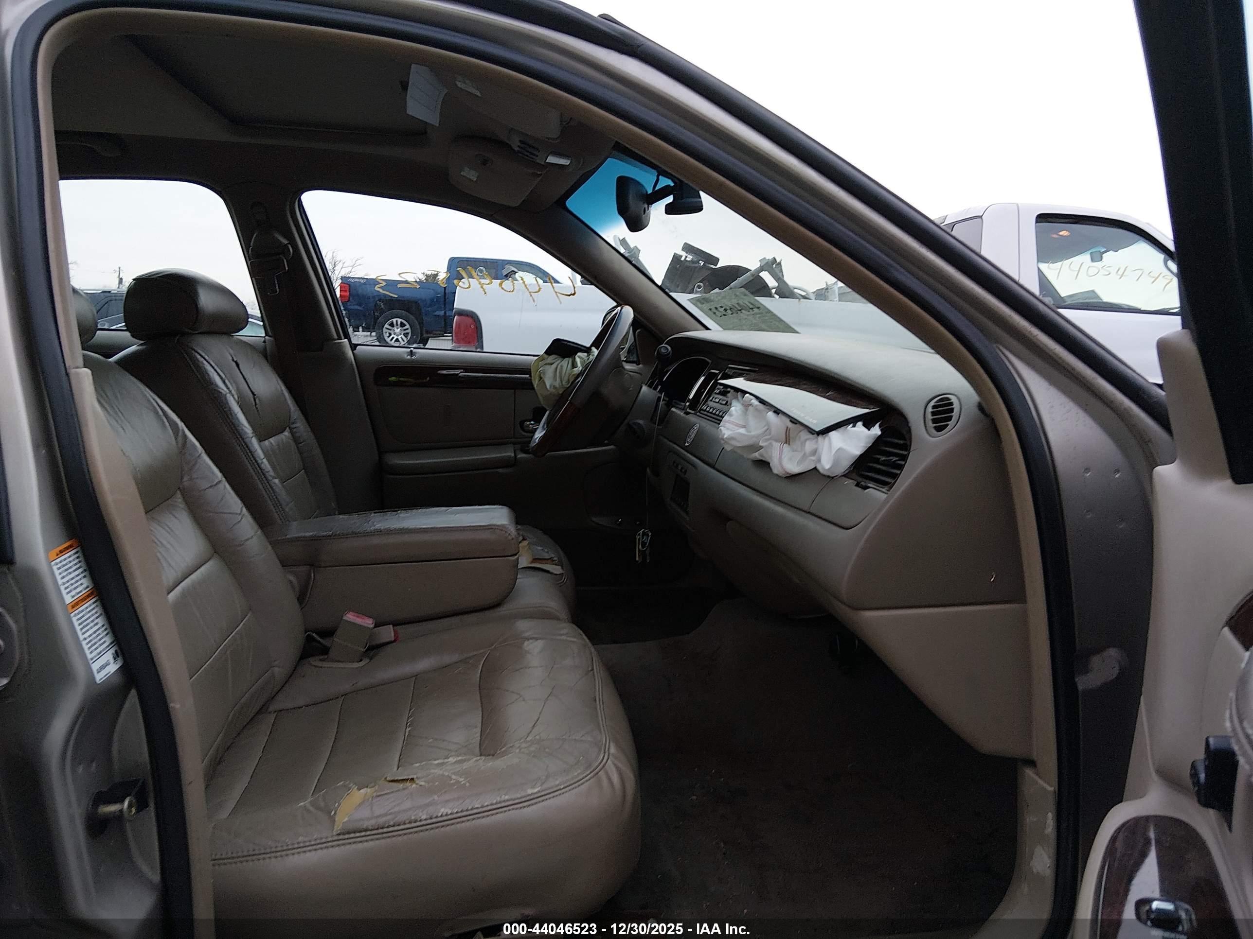 LINCOLN TOWN image 5
