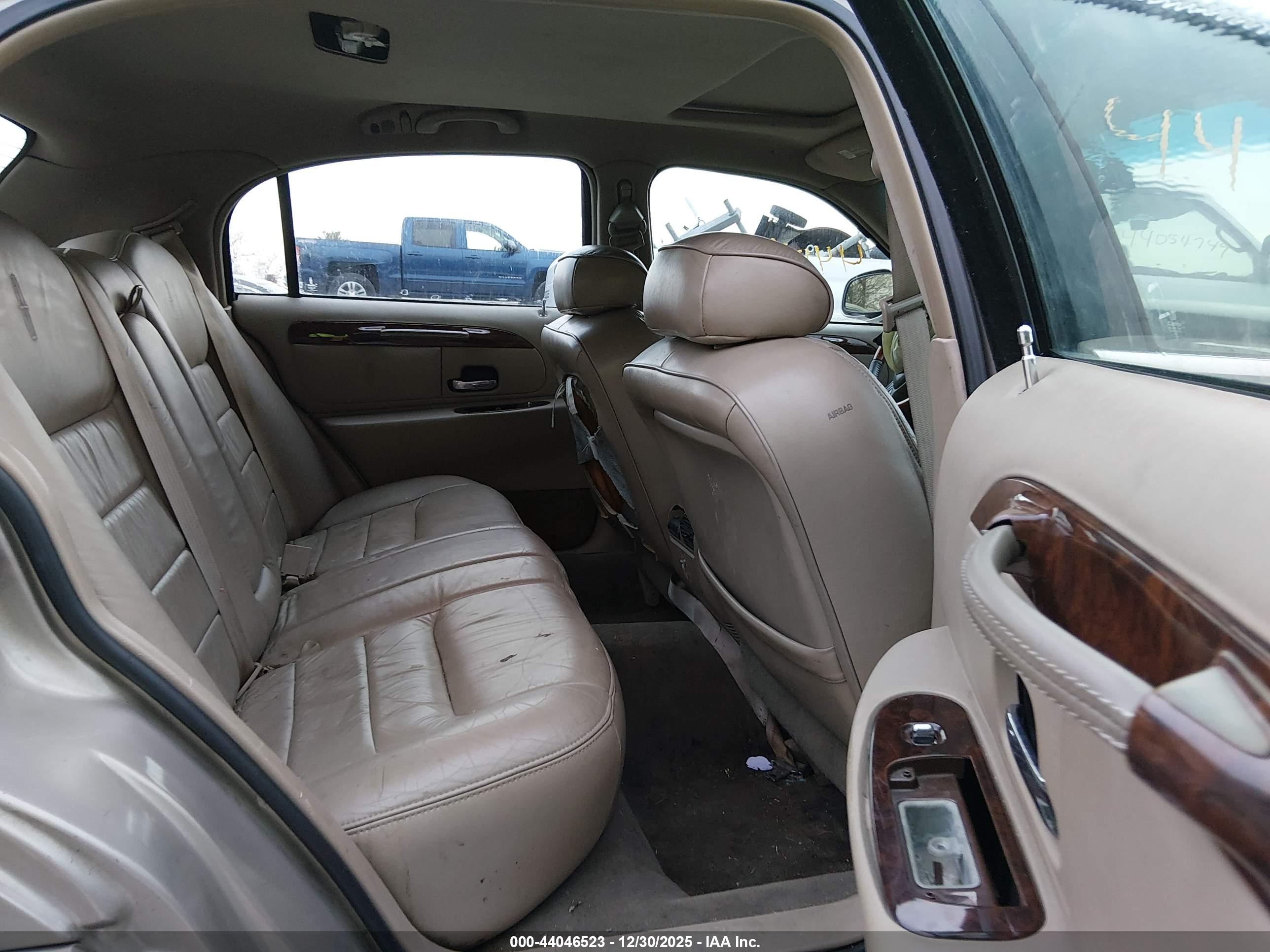 LINCOLN TOWN image 8