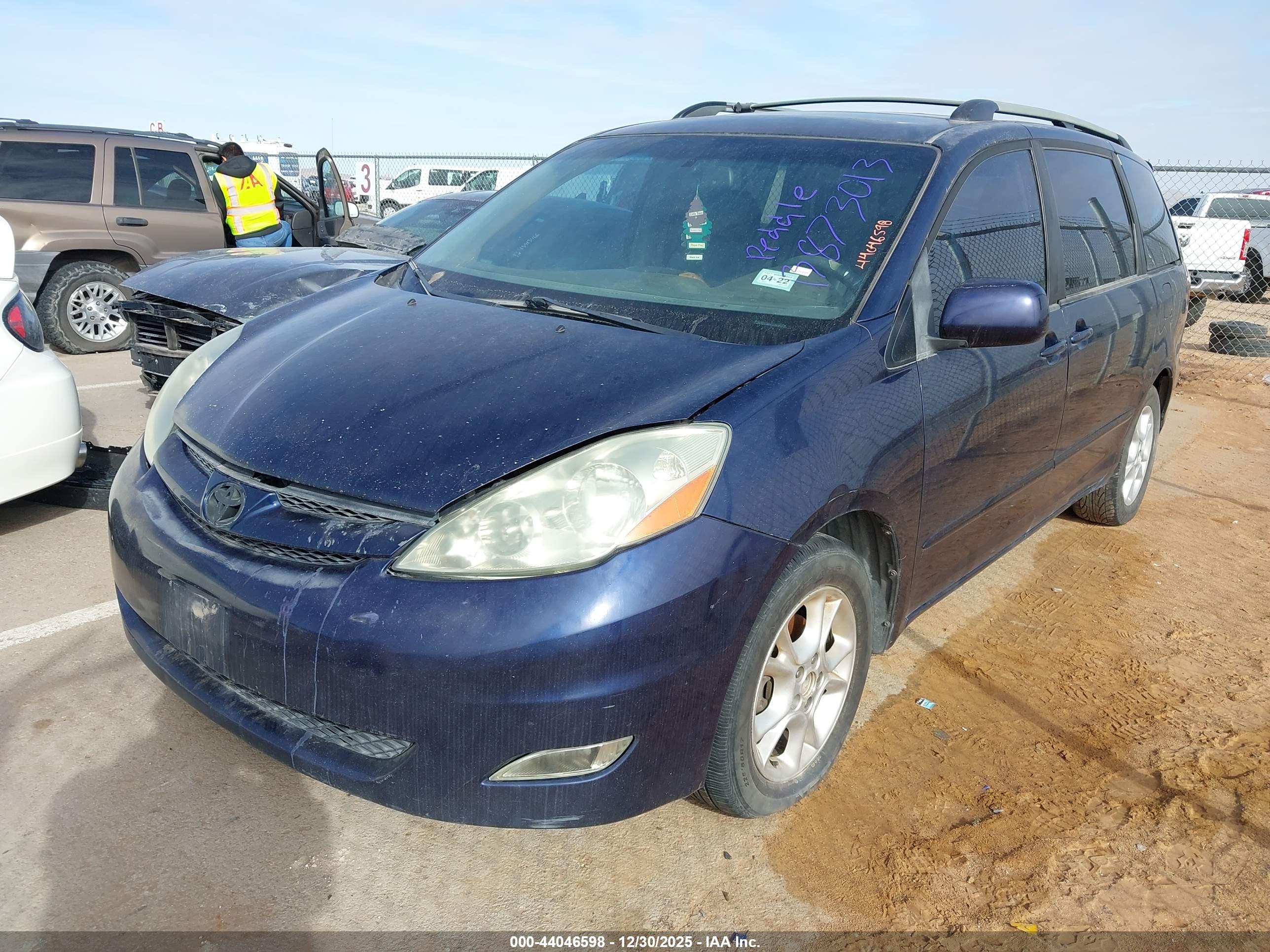 TOYOTA SIENNA image 2