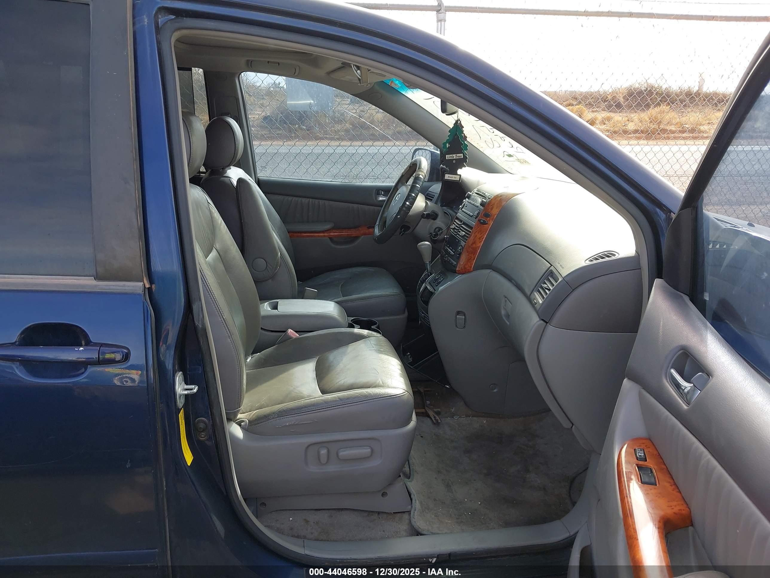 TOYOTA SIENNA image 5