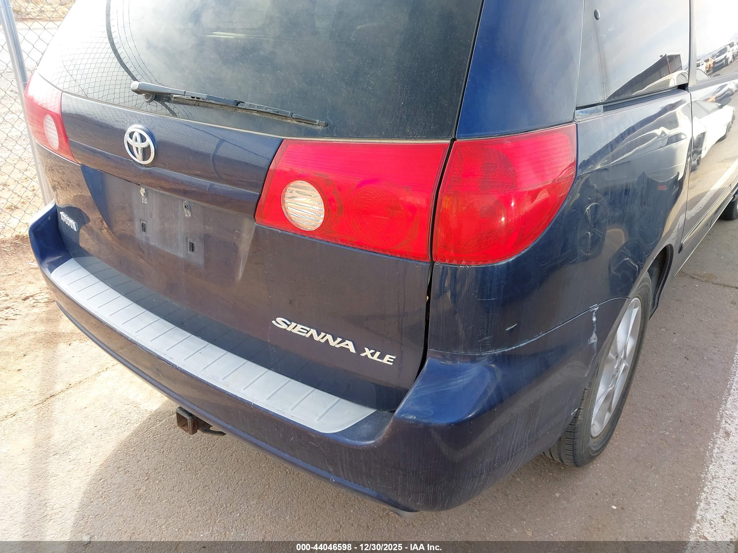 TOYOTA SIENNA image 6