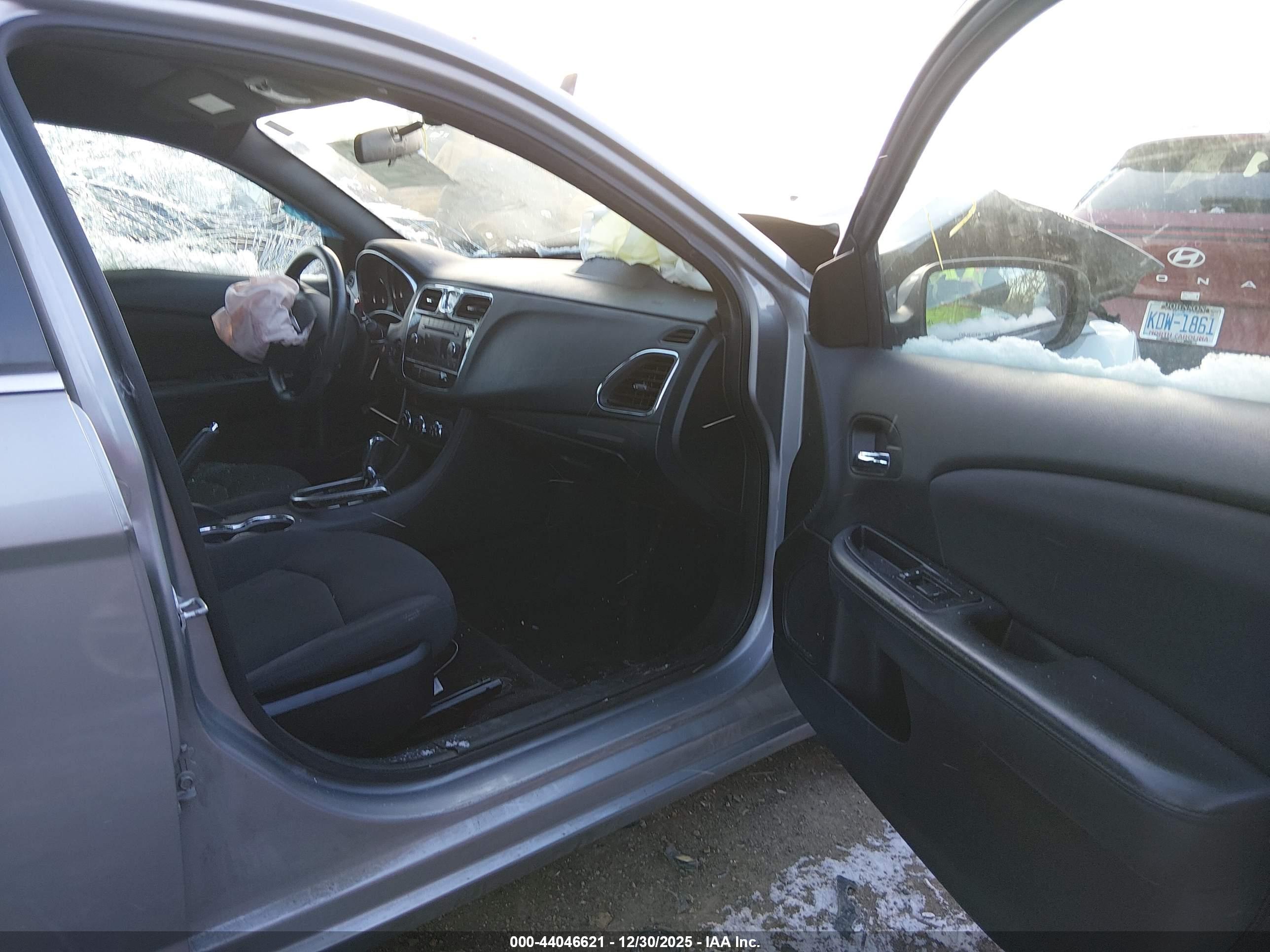 CHRYSLER 200 image 5