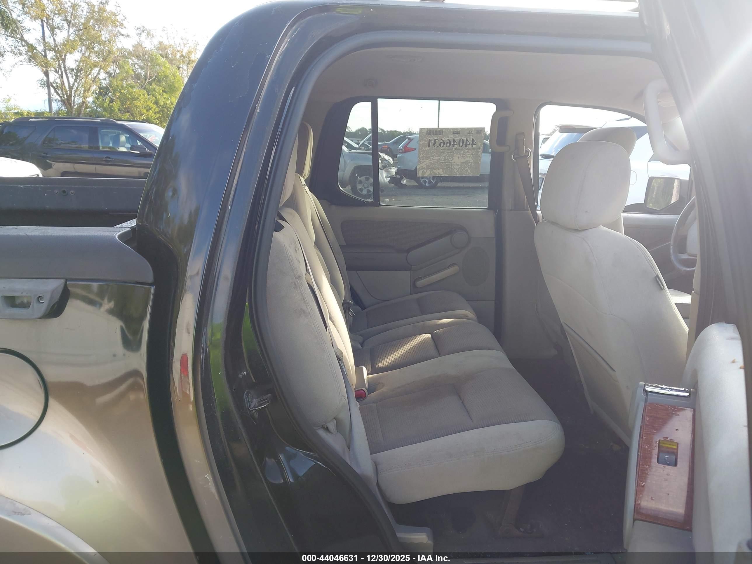 FORD EXPLORER image 8