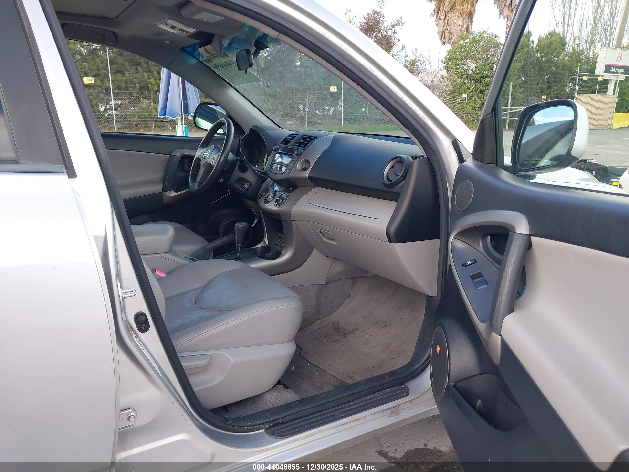 TOYOTA RAV4 image 5
